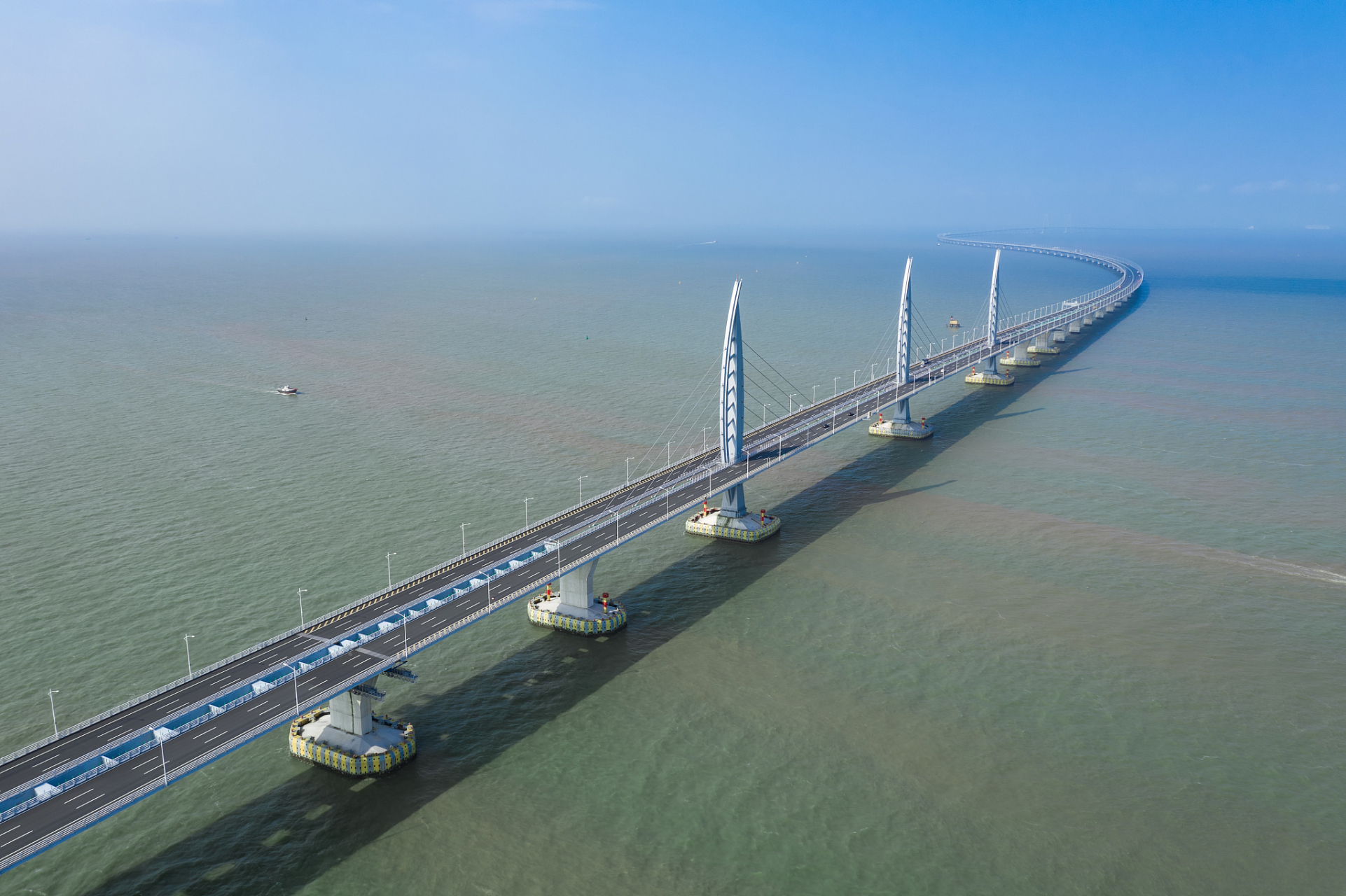 港珠澳大桥,这一世界级超级工程,以其独特的魅力和地位,吸引了全球的