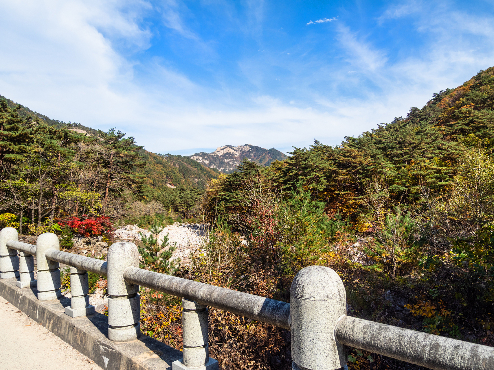 青岛大珠山风景区位于山东省青岛市黄岛区南部海滨.