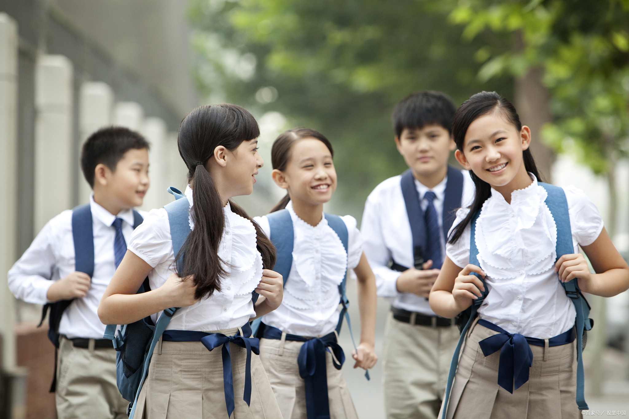 一  统一校服,方便学校管理.