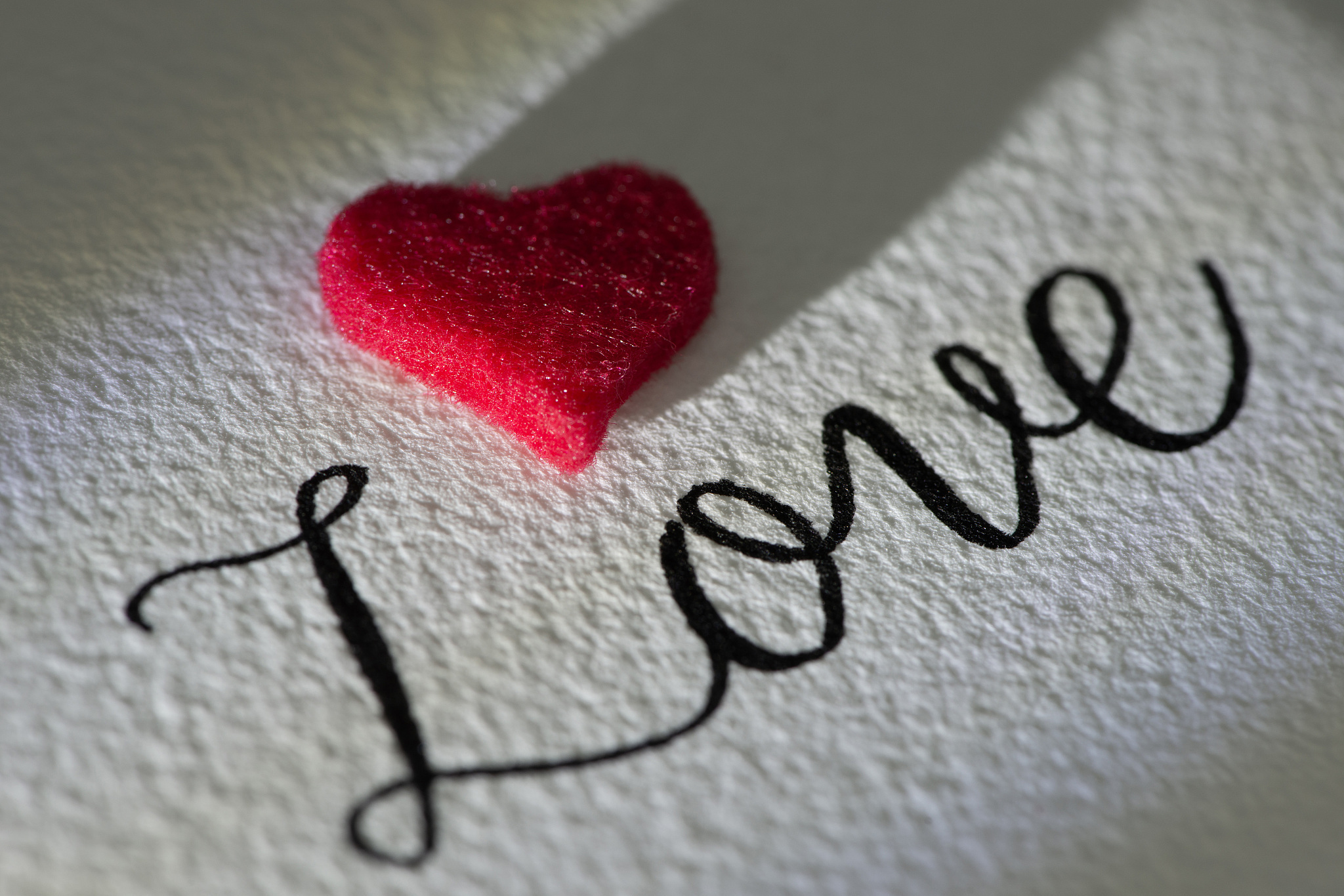 "喝秋天的第一杯奶茶"是一种社交表达方式,代表着温暖的情感传递和