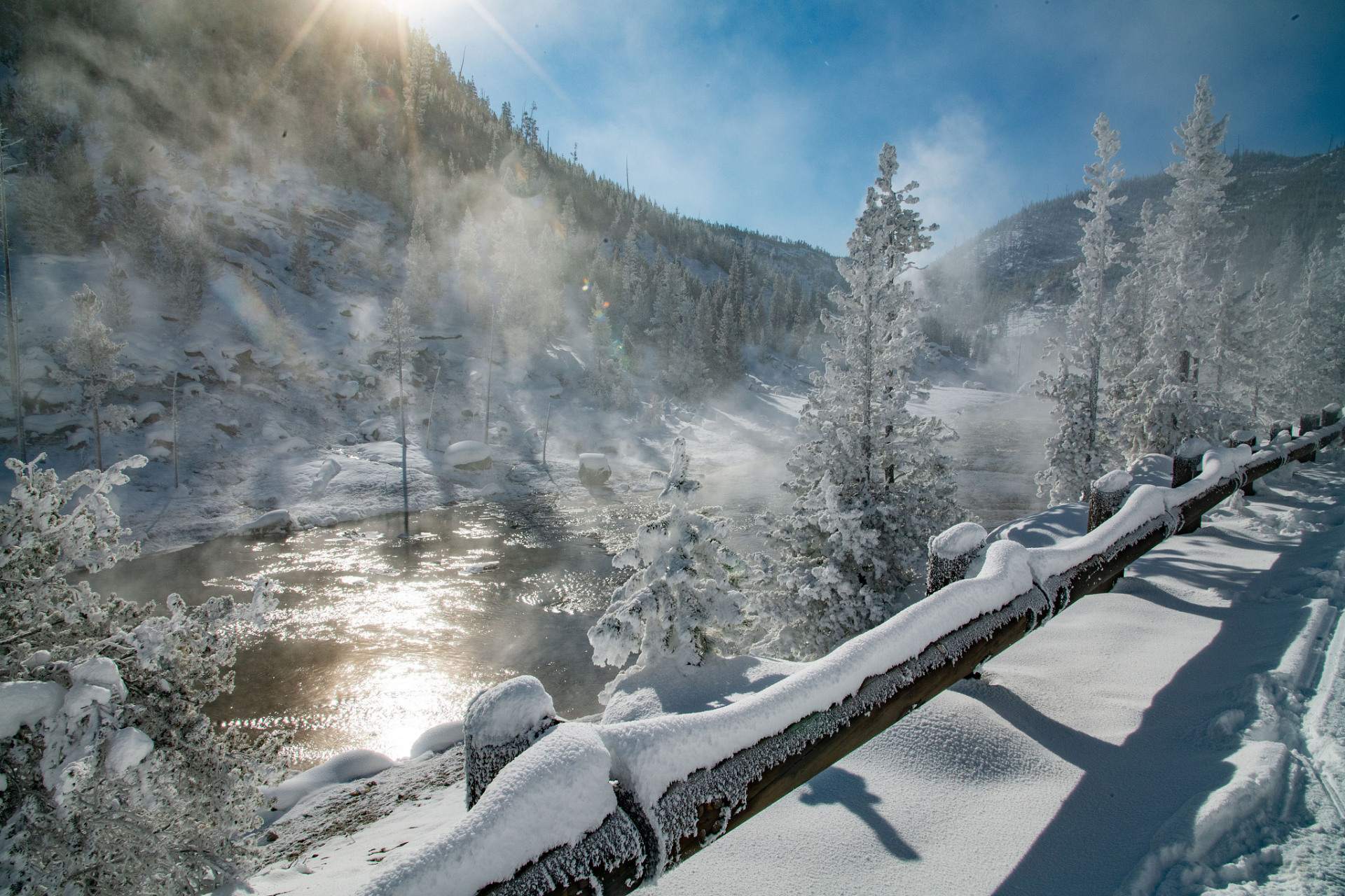 海螺沟:四川的海螺沟在冬季是著名的温泉滑雪胜地,可以边泡温泉边欣赏