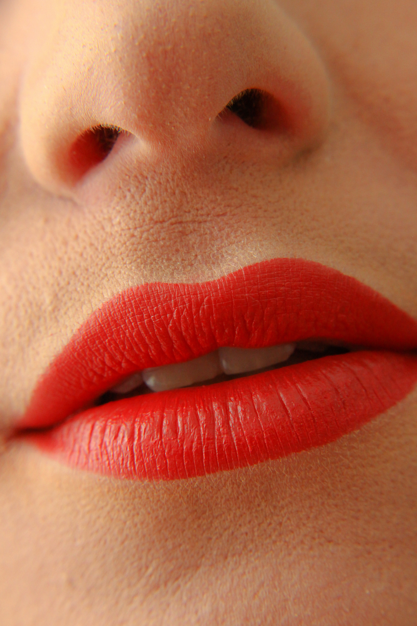 微笑唇是怎么整出来的  微笑唇是通过手术或埋线方式做出来的.