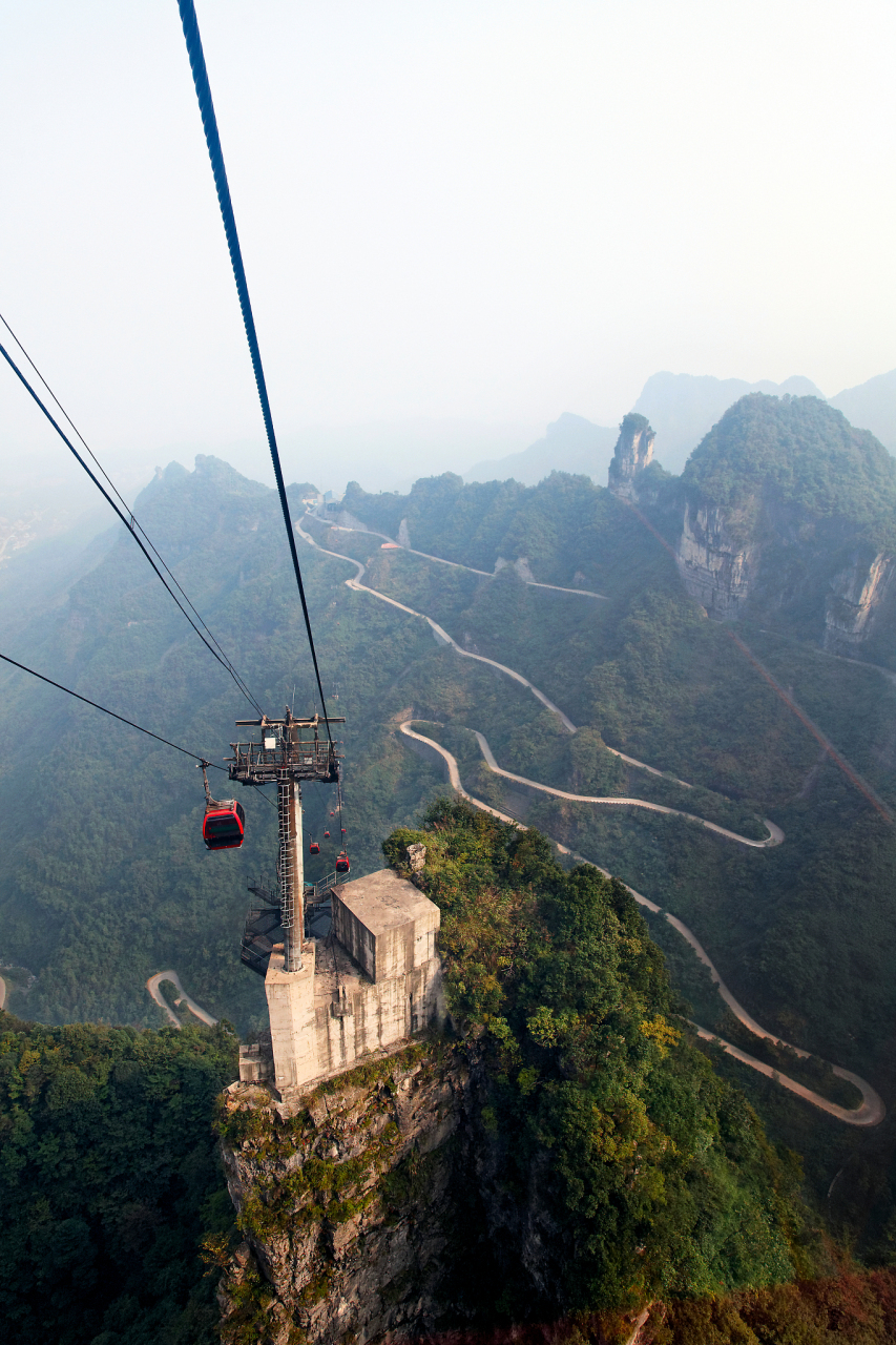 索道设有玻璃桥,悬崖栈道等刺激项目,为游客带来前所未有的刺激与乐趣