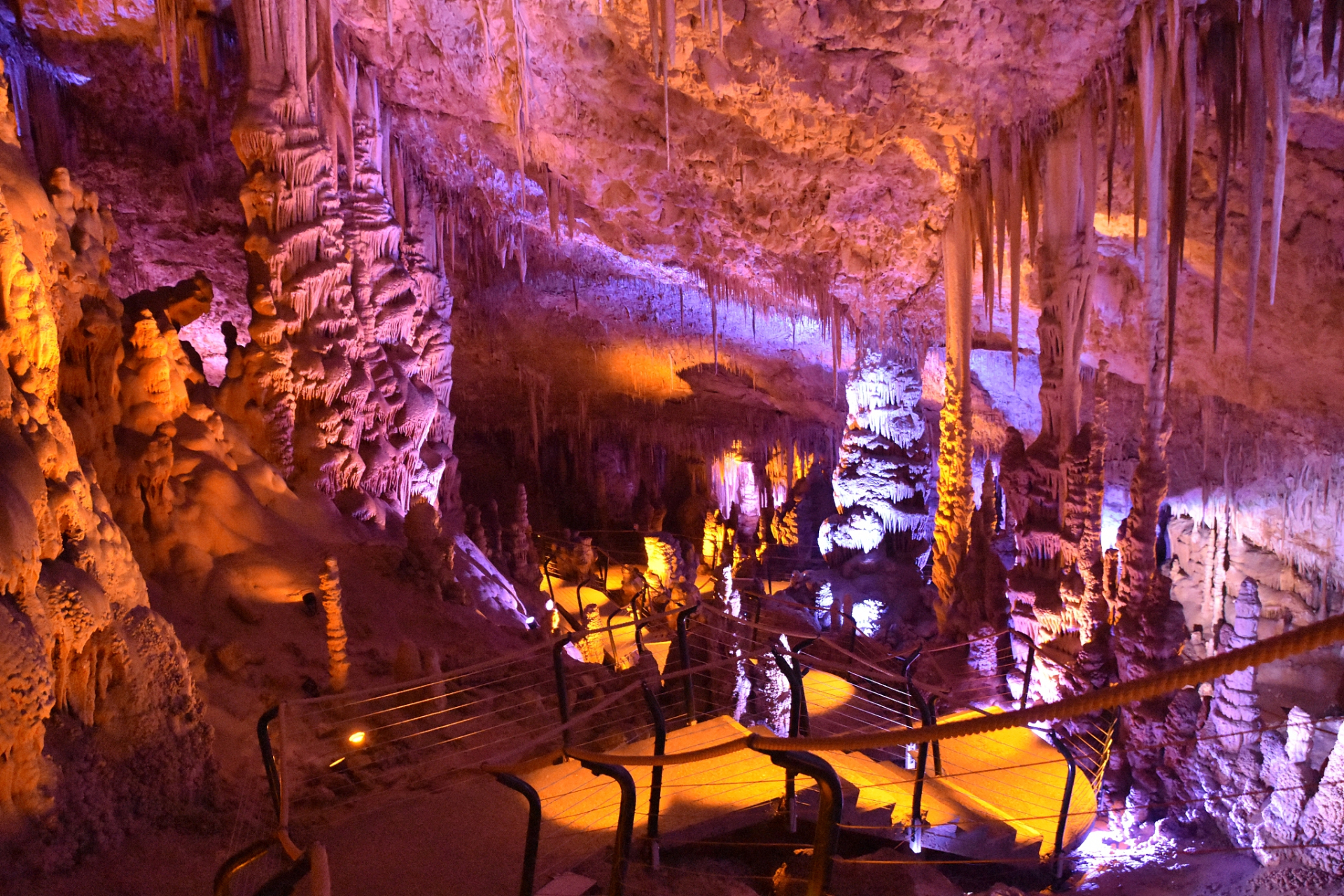 是中国北方地区最大的溶洞群之一