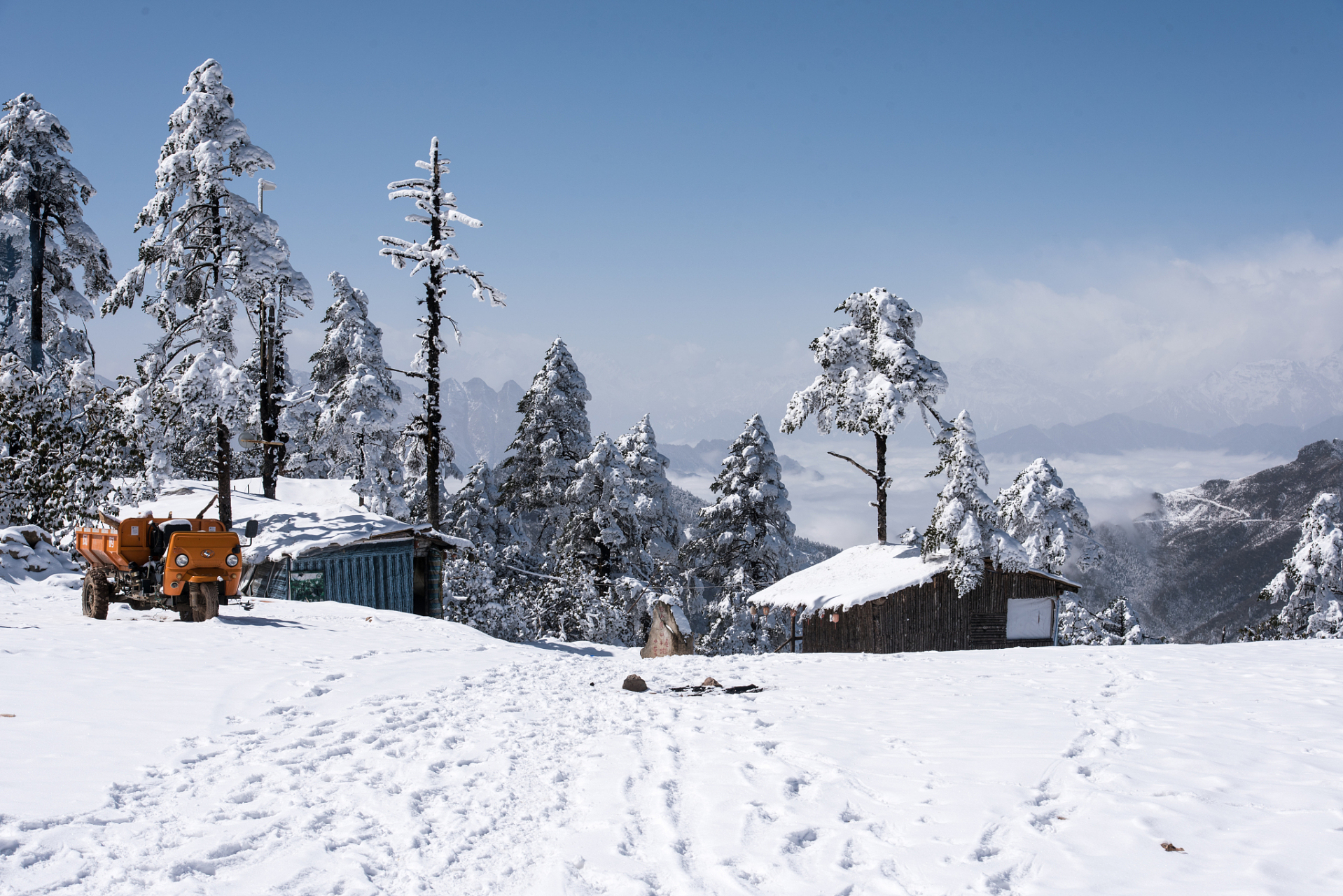 仙女山银装素裹,仿若童话世界.