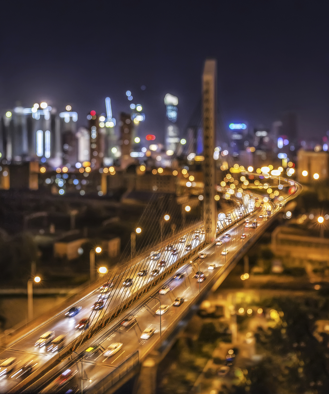 在拍摄城市夜景车流轨迹时,以下这些方法可以避免照片模糊: 1.