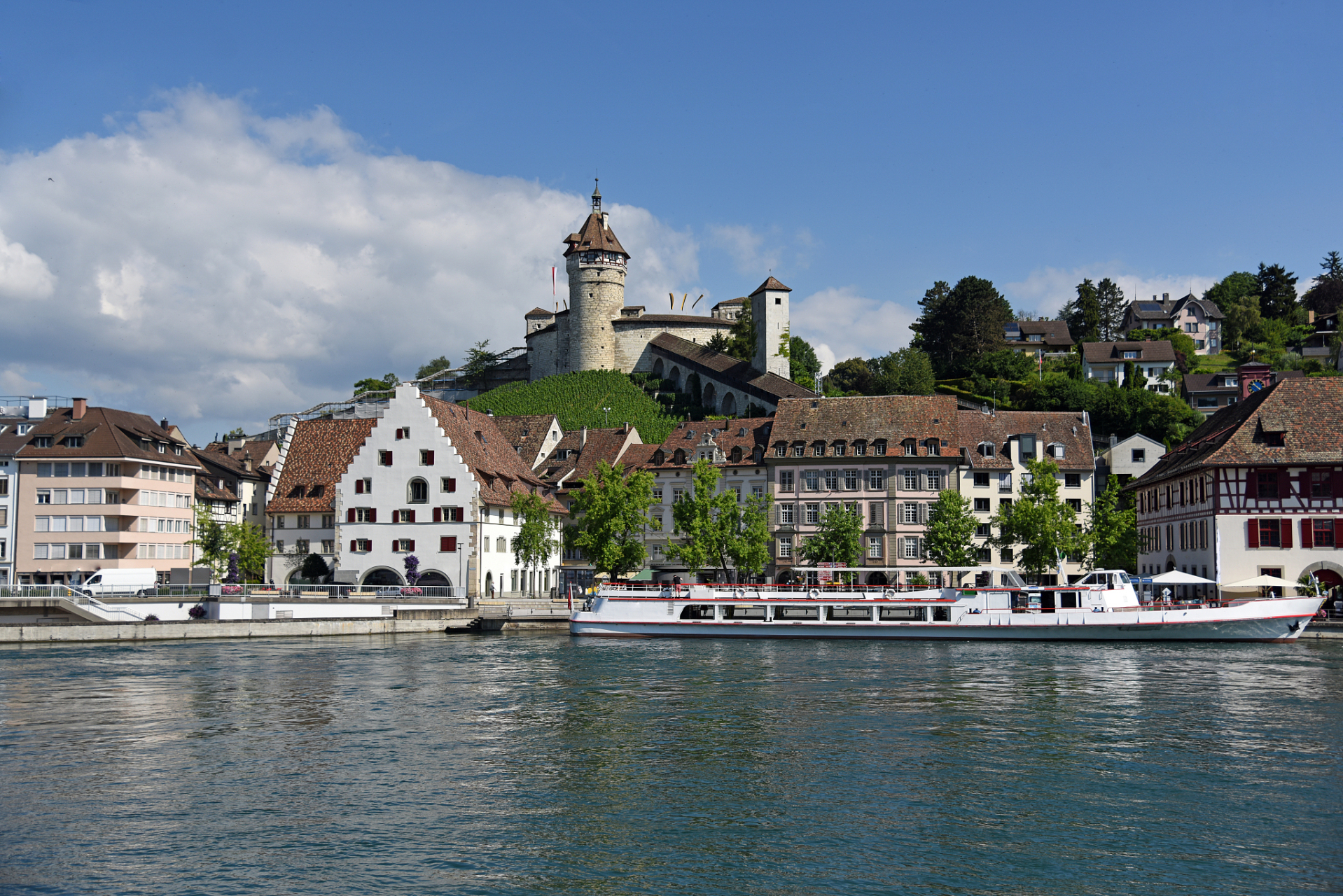 日内瓦是瑞士第二大城市,气候宜人,景色秀丽,犯罪率低.