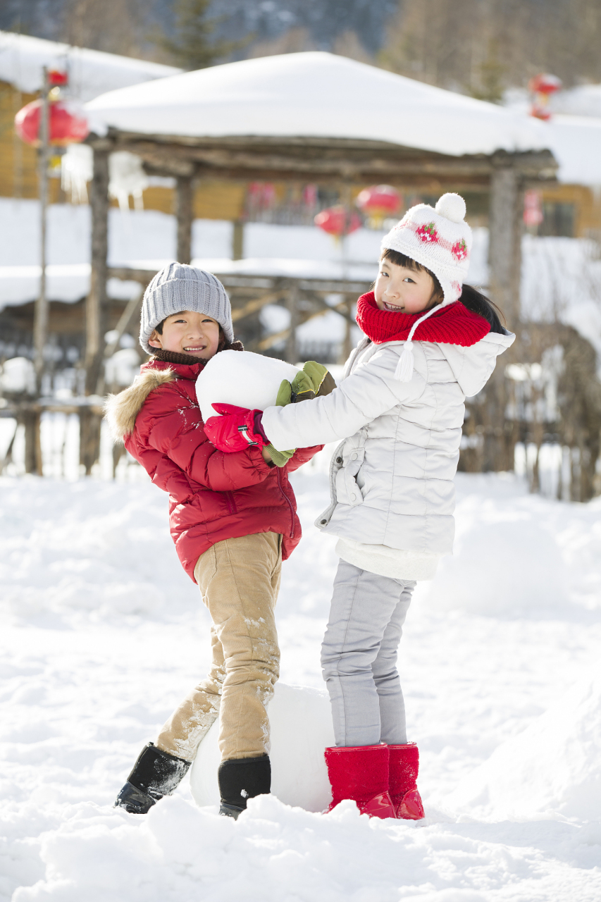 孩子们打雪仗的图片图片