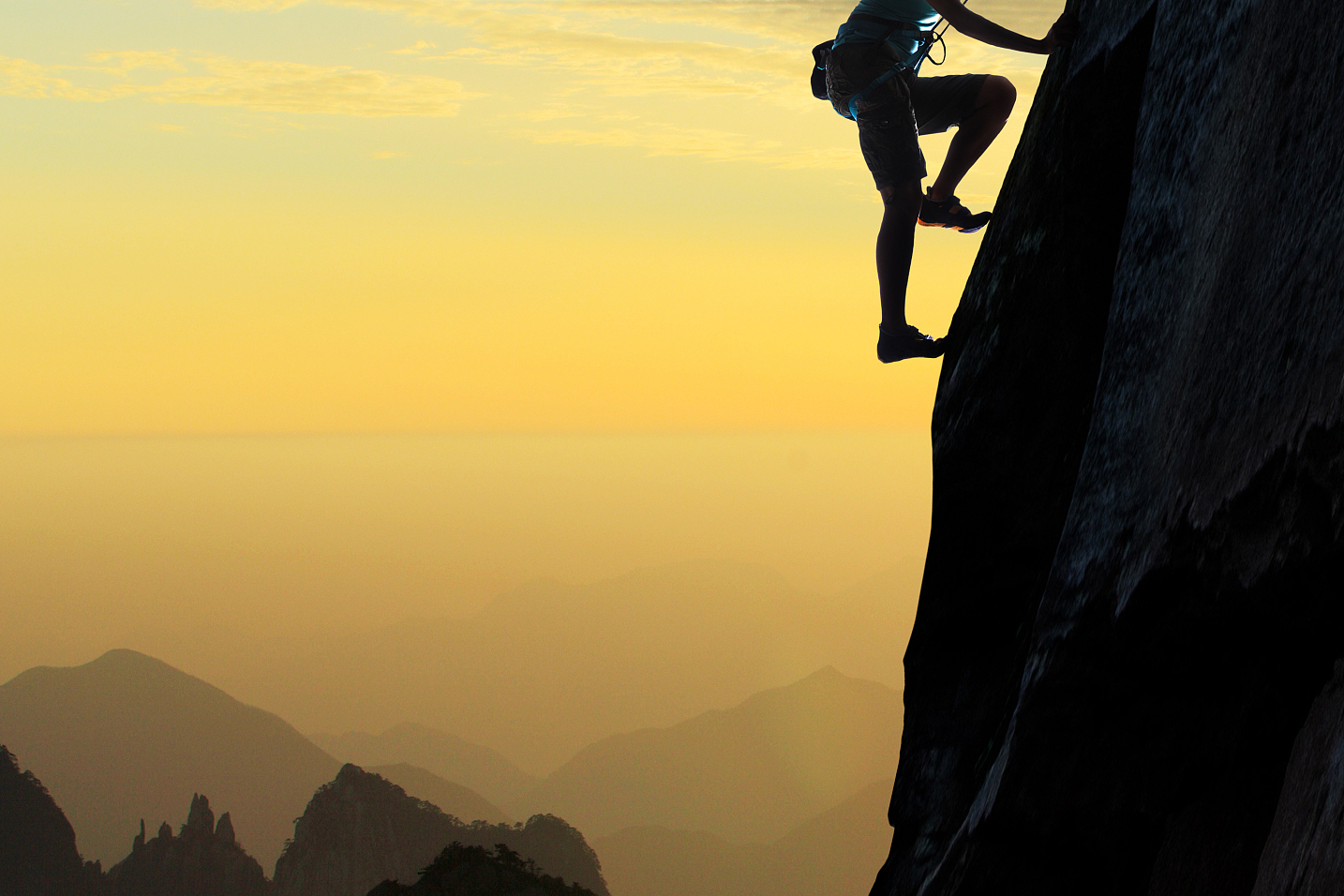 只有通过不断地努力和奋斗,勇往直前,以结果为导向