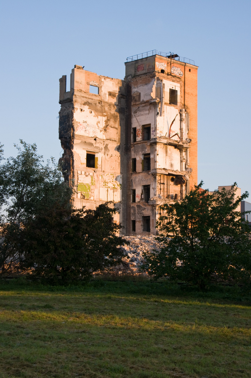 废墟之魅,探寻历史之谜!感受文明崩溃与自然复仇,反思战争与种族主义.