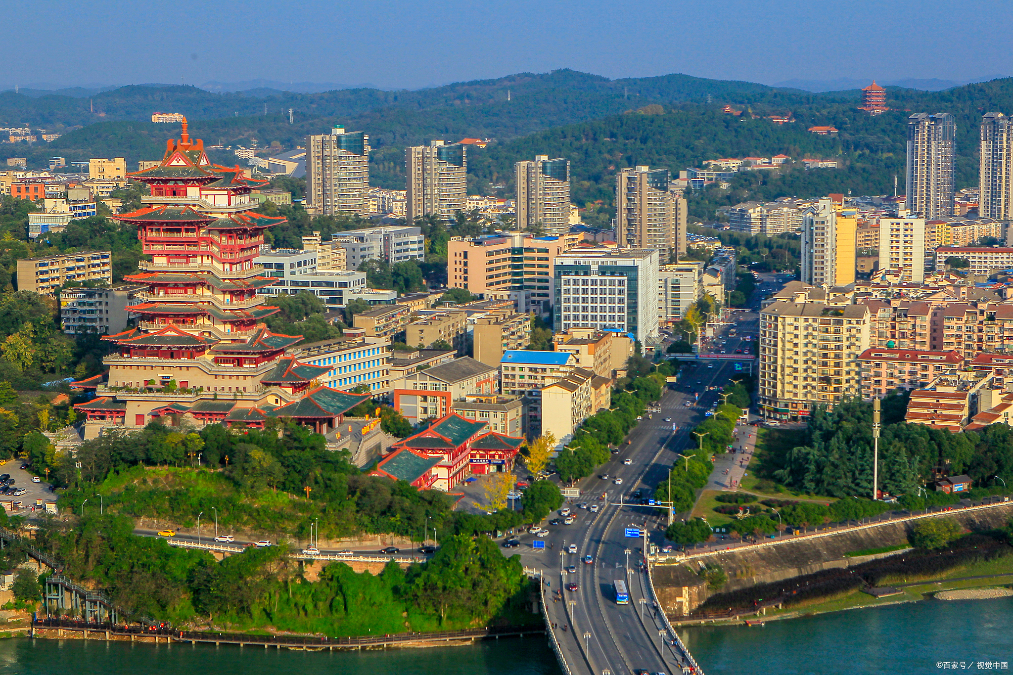 巴中南龛坡风景区是一个非常美丽的景点,以下是关于该景区的详细介绍