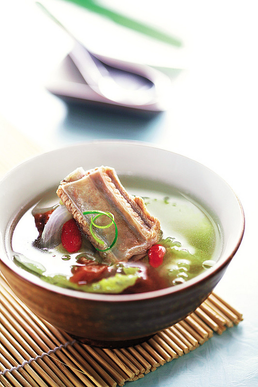 冬天来了,白雪皑皑,寒风刺骨,但家里却暖意融融.