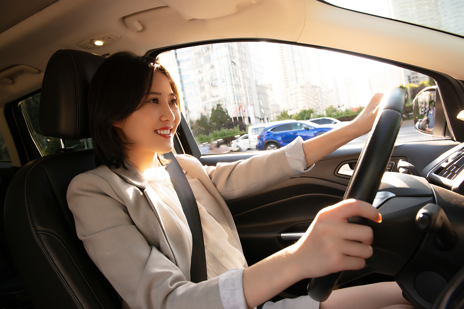 车灯:开启远光灯表示警示或超车,开启近光灯表示遇到