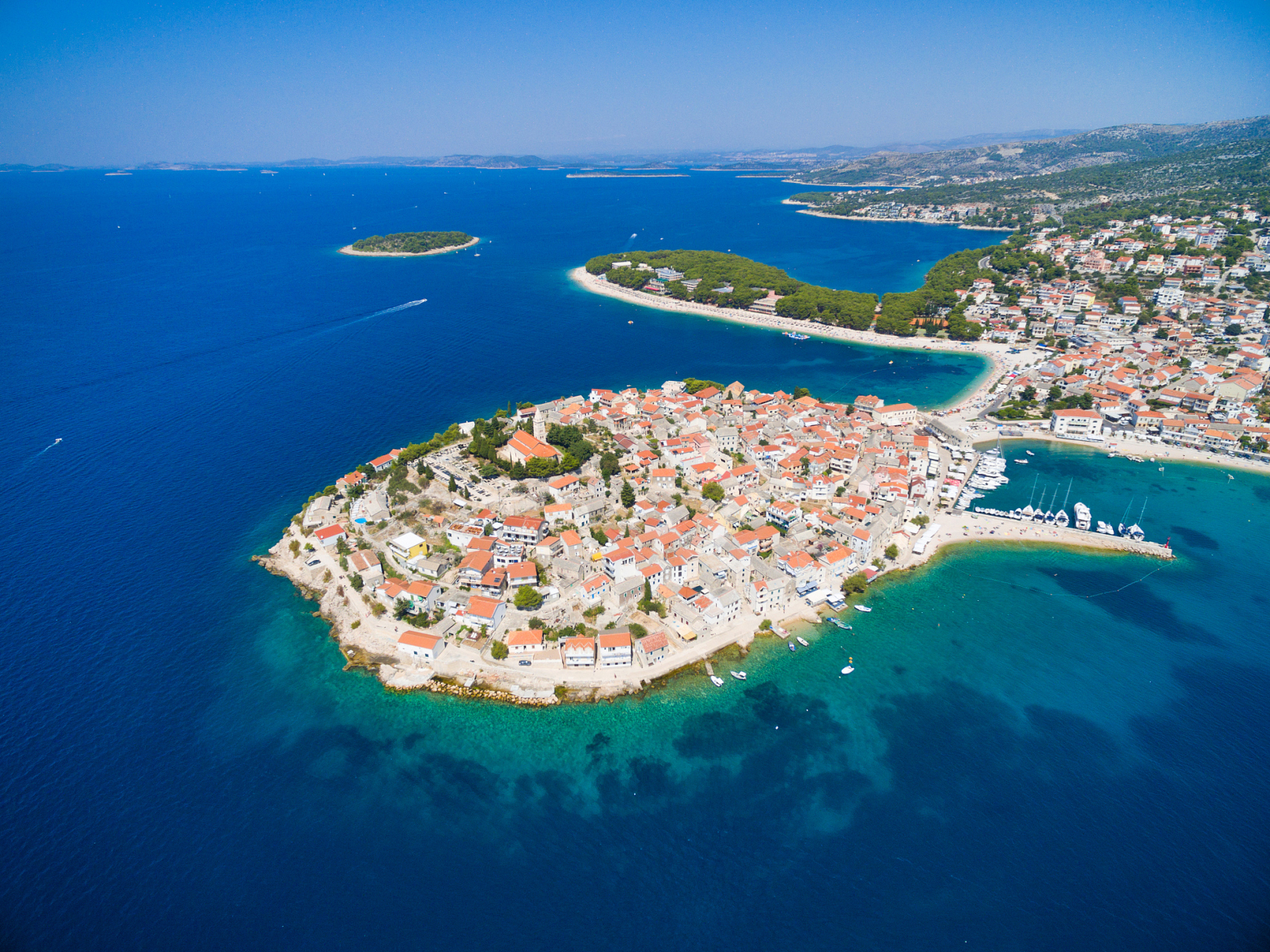 ,位于地中海东部的中间,是希腊的第一