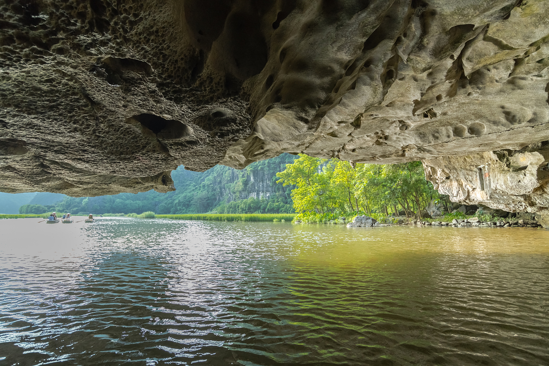 那就来浙江垂云通天河吧!在这条神奇的地下暗河中,你将感受到清凉透