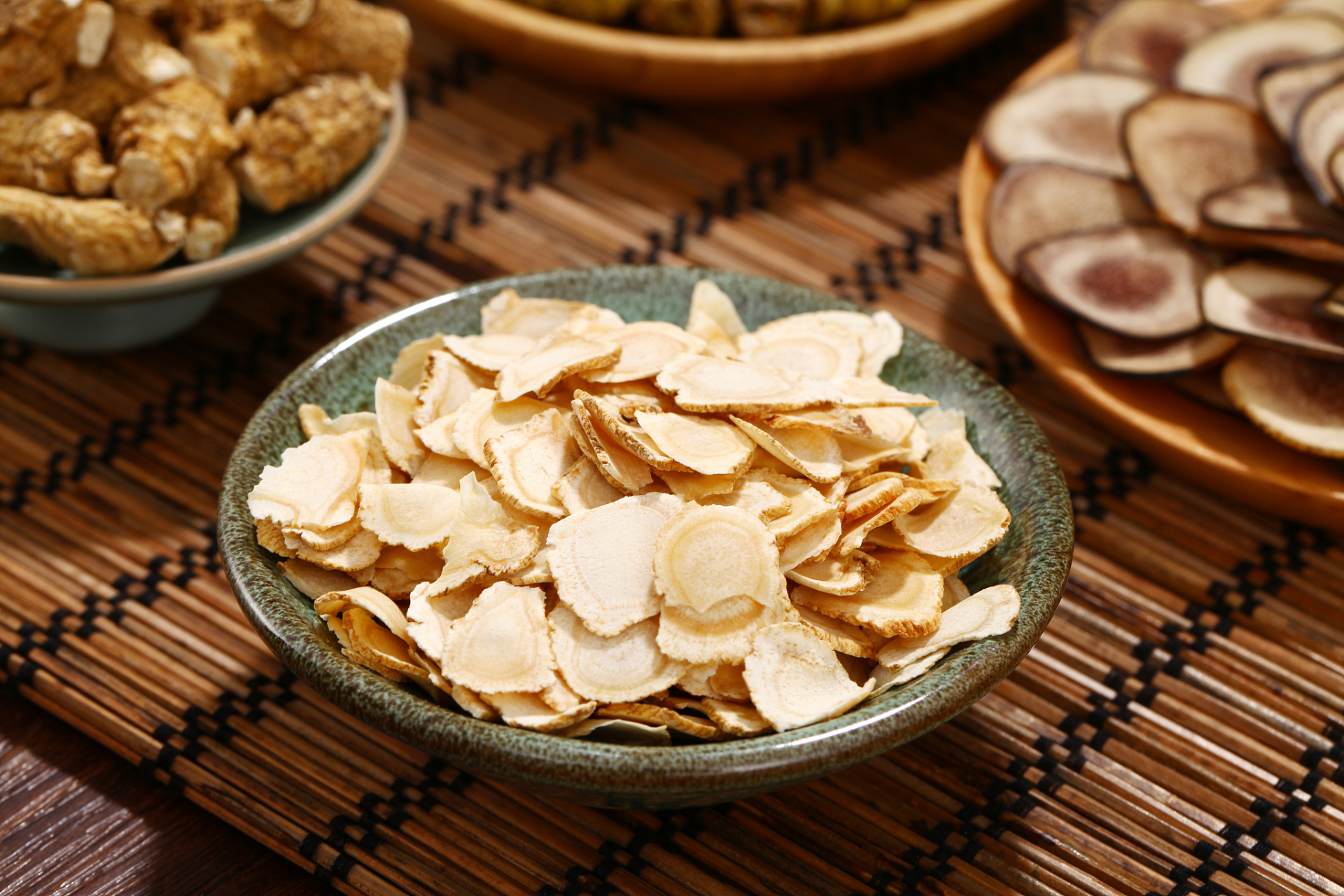 中药西洋参功效解析:补气养阴,清热生津【仅供参考】  中医认为西洋参