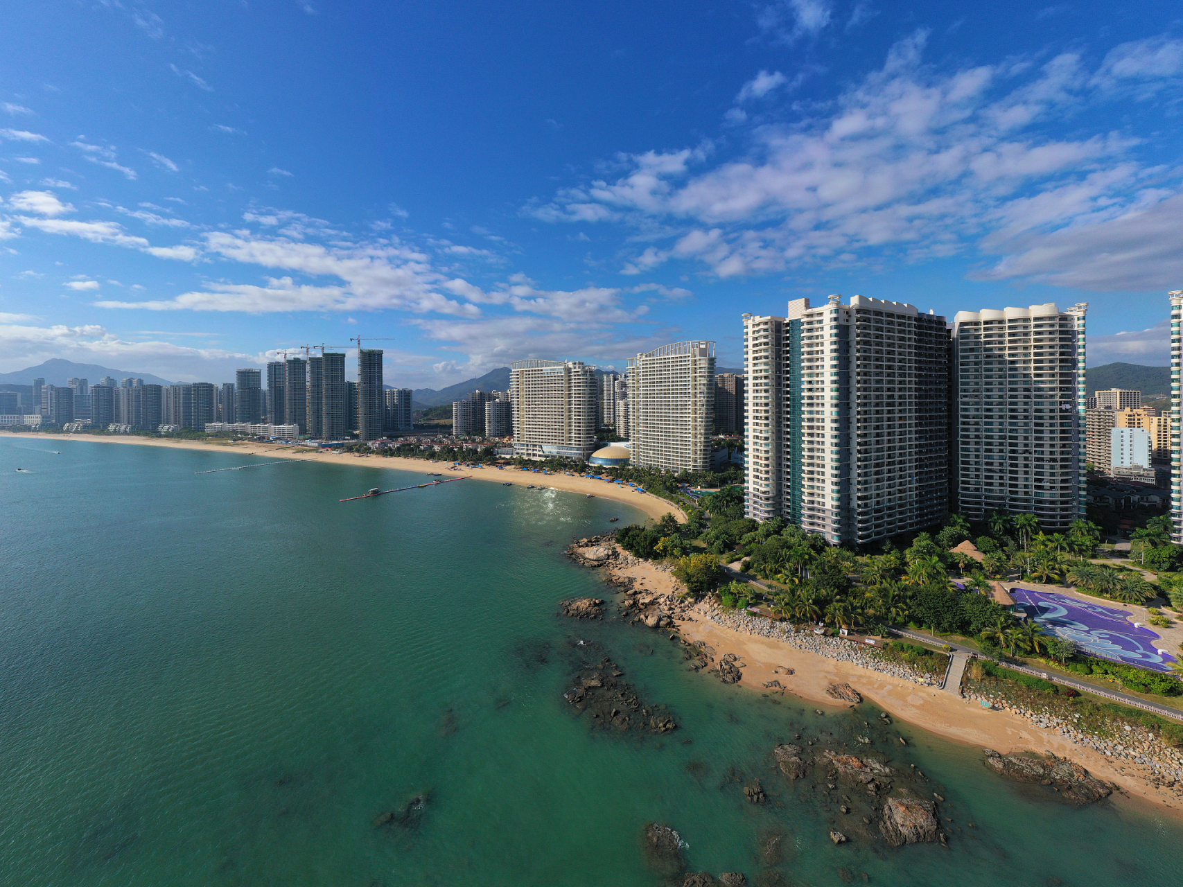 十里银滩位于广东省阳江市海陵岛,风光毓秀,粗犷壮阔,与石角滩接合成