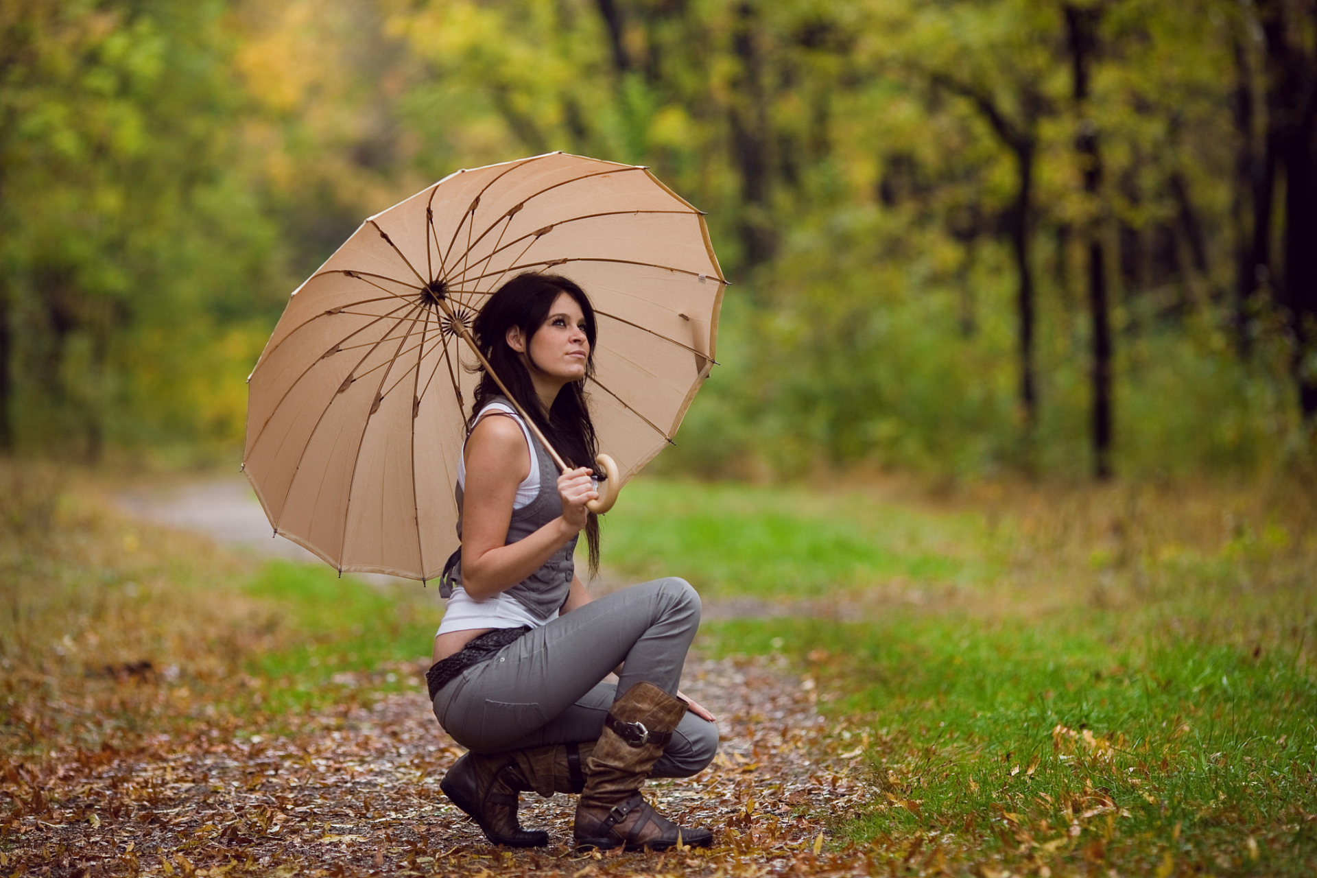 一手撑伞,一手执手,走在铺满春天的阡陌红尘中