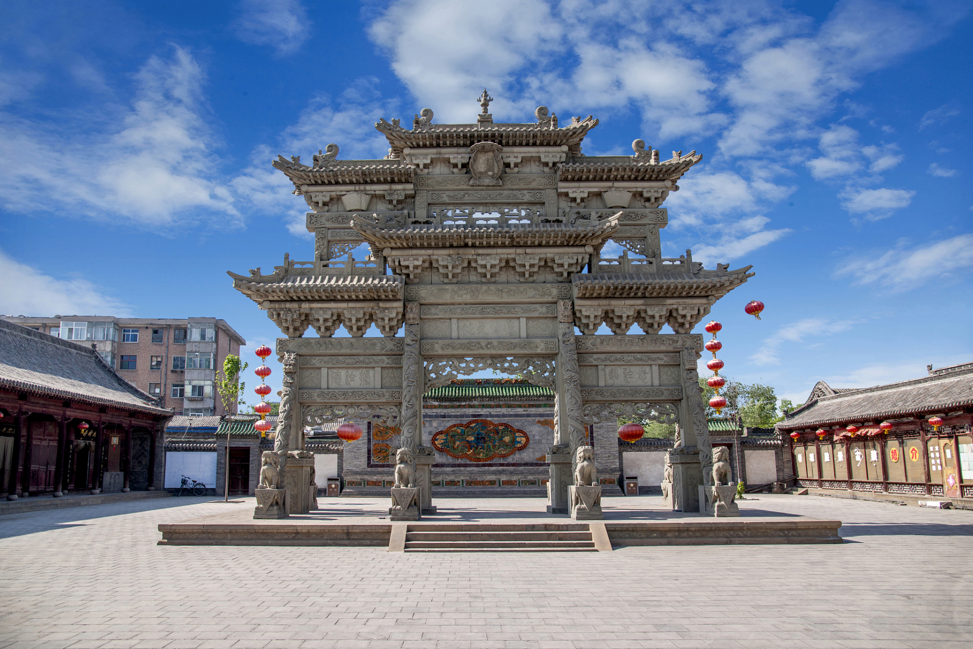 "冲天式"石雕牌坊,又称"柱出头"式石雕牌坊,是一种极具特色的建筑形式