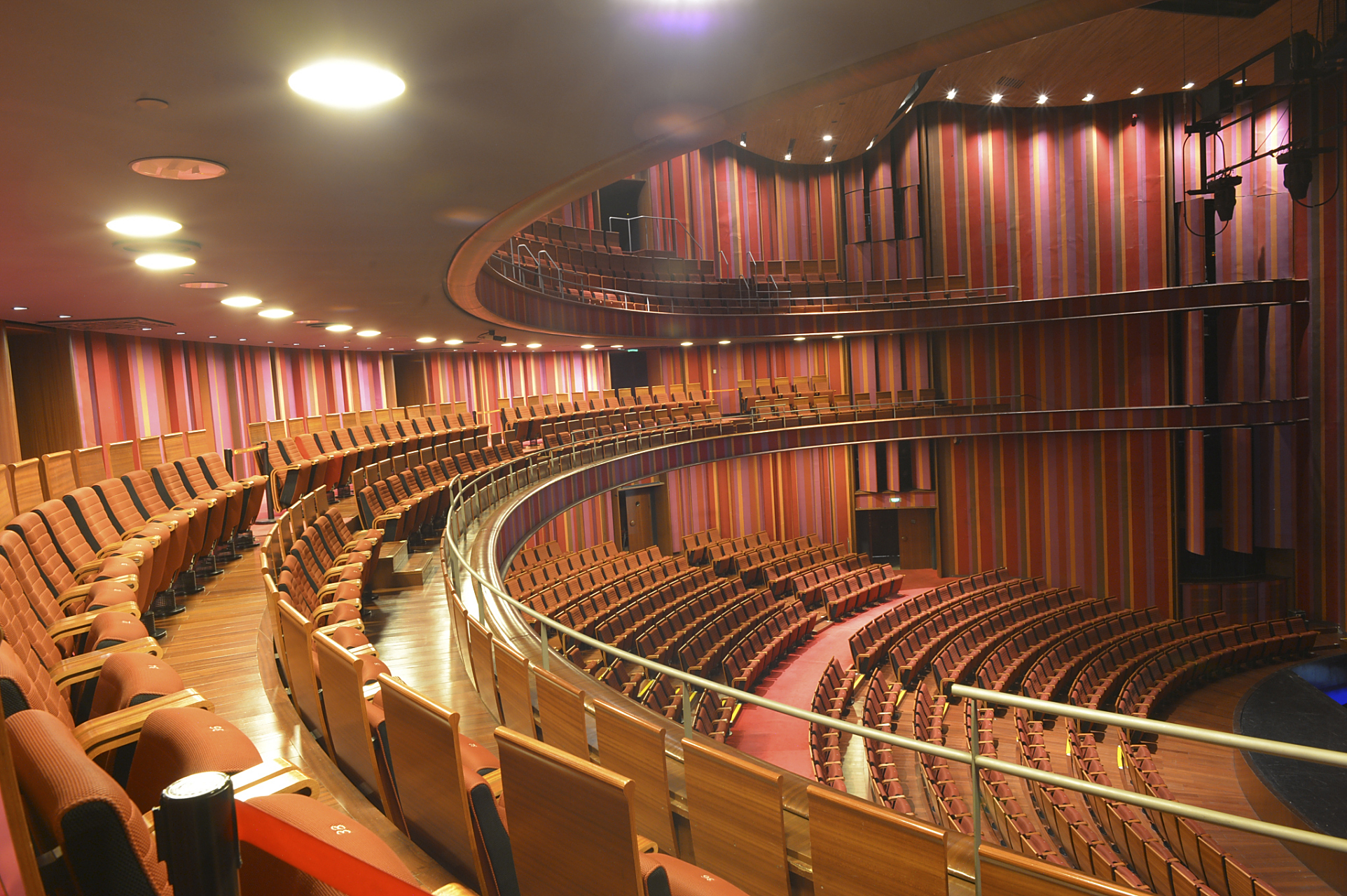 嬉行记# 上海天蟾逸夫舞台,作为上海市的一座重要文化标志,拥有着