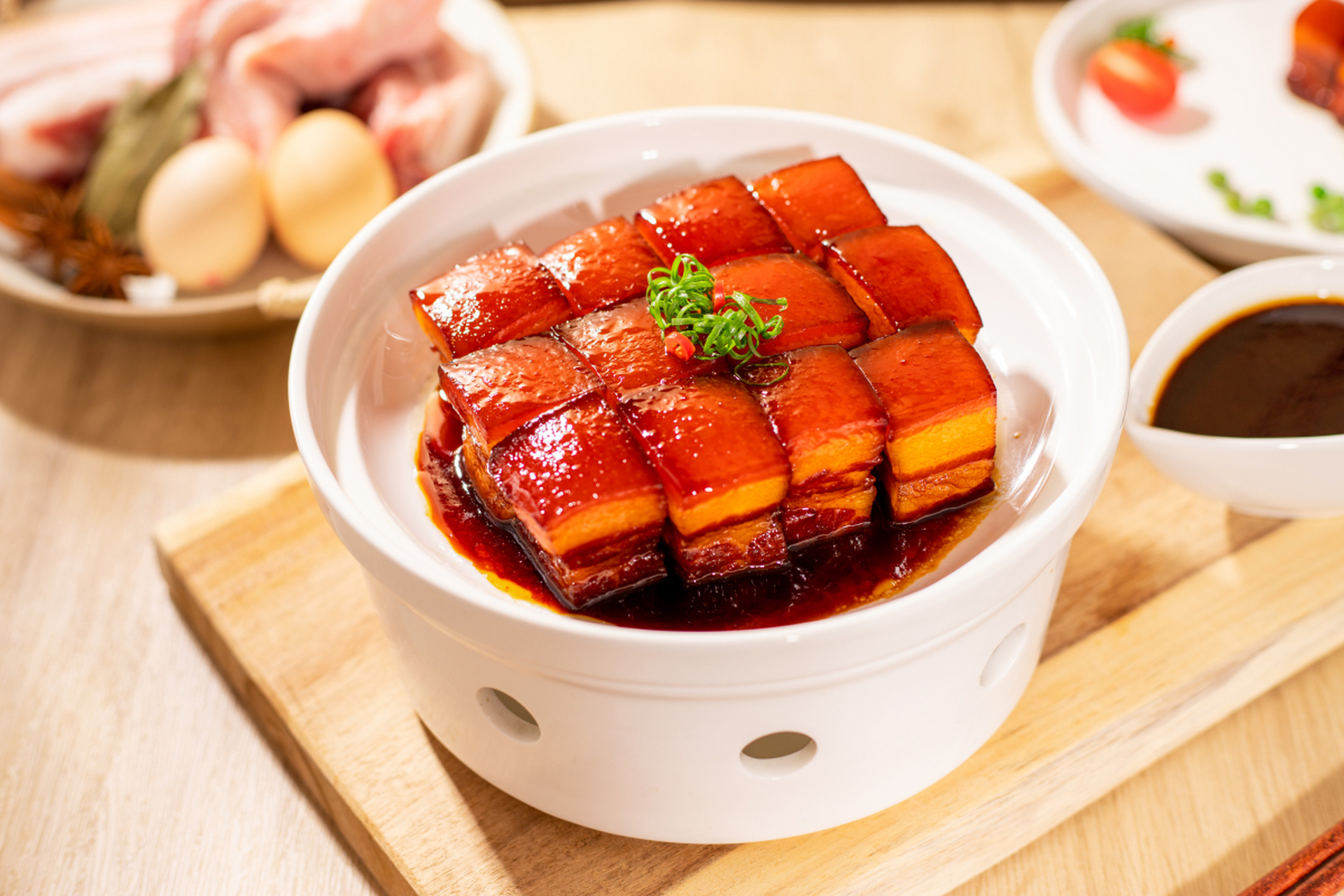 红烧肉是一道经典的中式美食,肉质鲜嫩多汁,入口即化,让人唇齿留. .