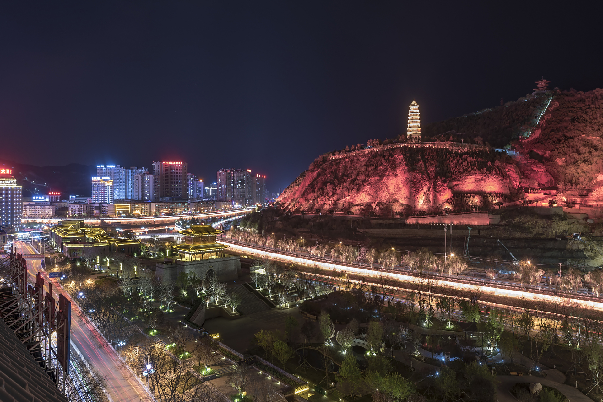 延安宝塔山,一座承载着革命岁月记忆的圣地,它以其深情的风采,将人们