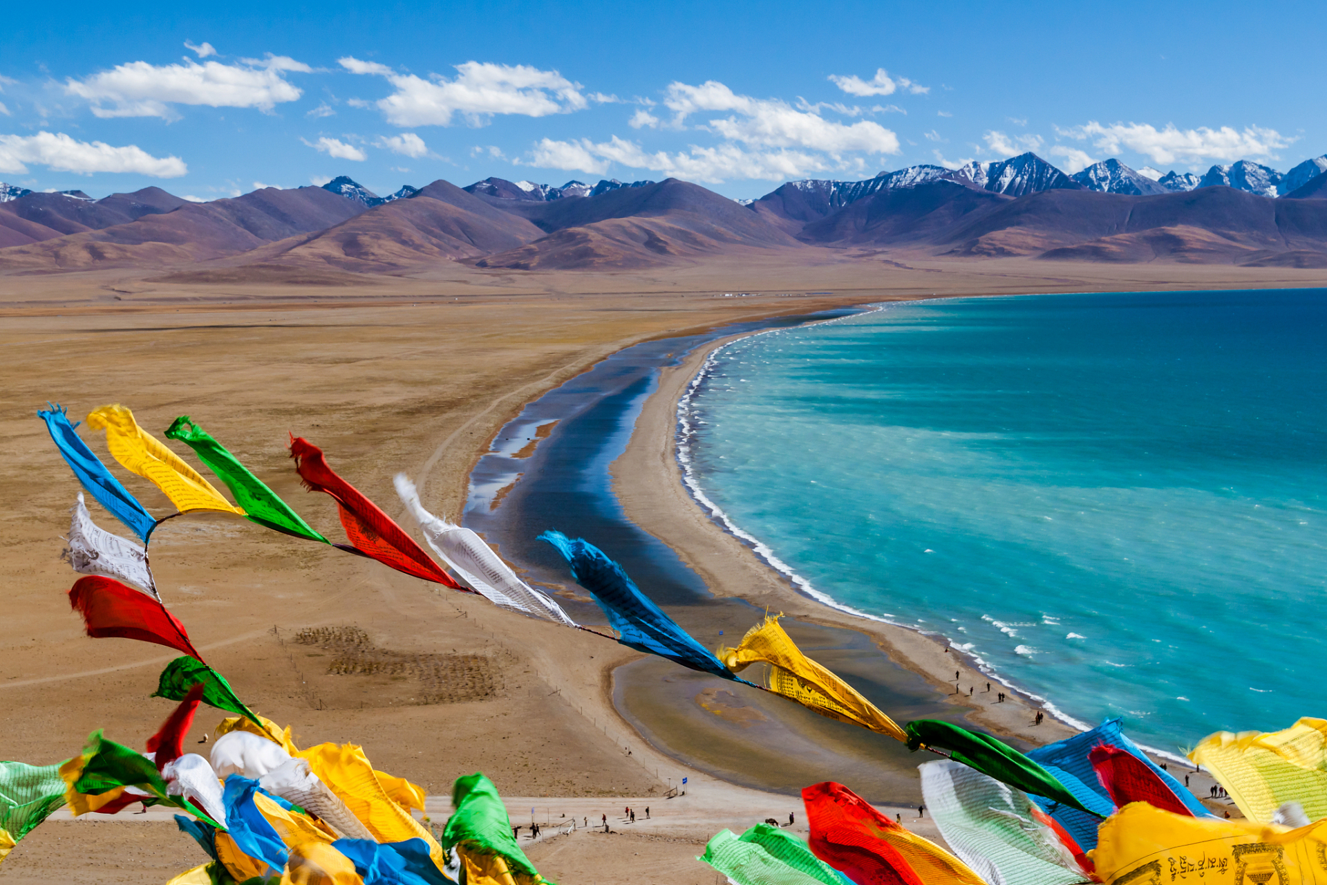 从拉萨出发,旅行者可以选择纳木措一日游项目,沿途欣赏壮丽的风景.