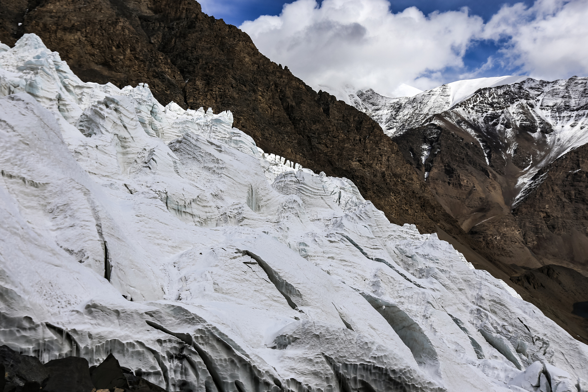 9015 壮丽的冰川景观:海螺沟冰川位于四川省甘孜藏族自治州,是