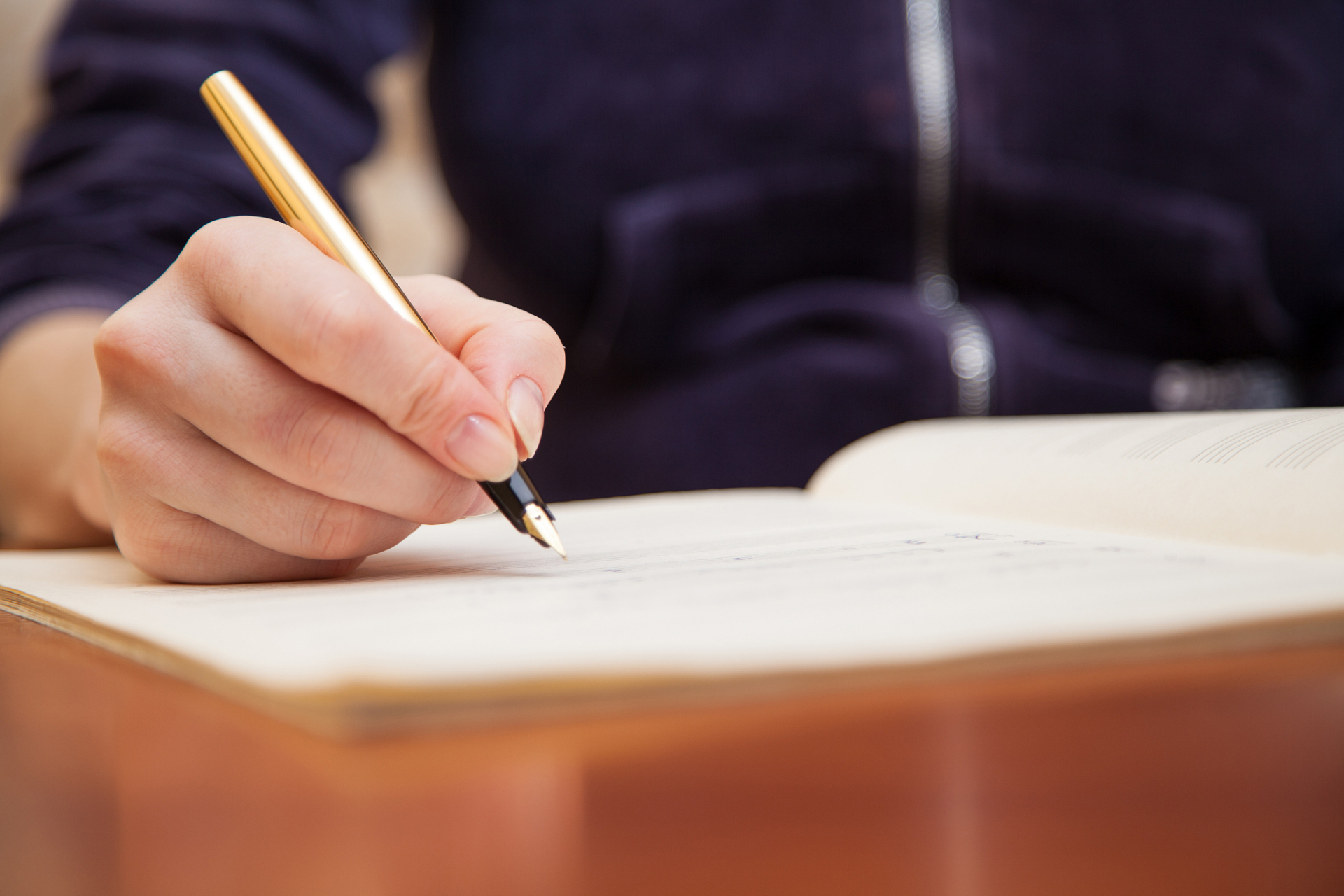 人到中年,好多写作者的笔调自然就发生了变化,变得更加宽容和达观