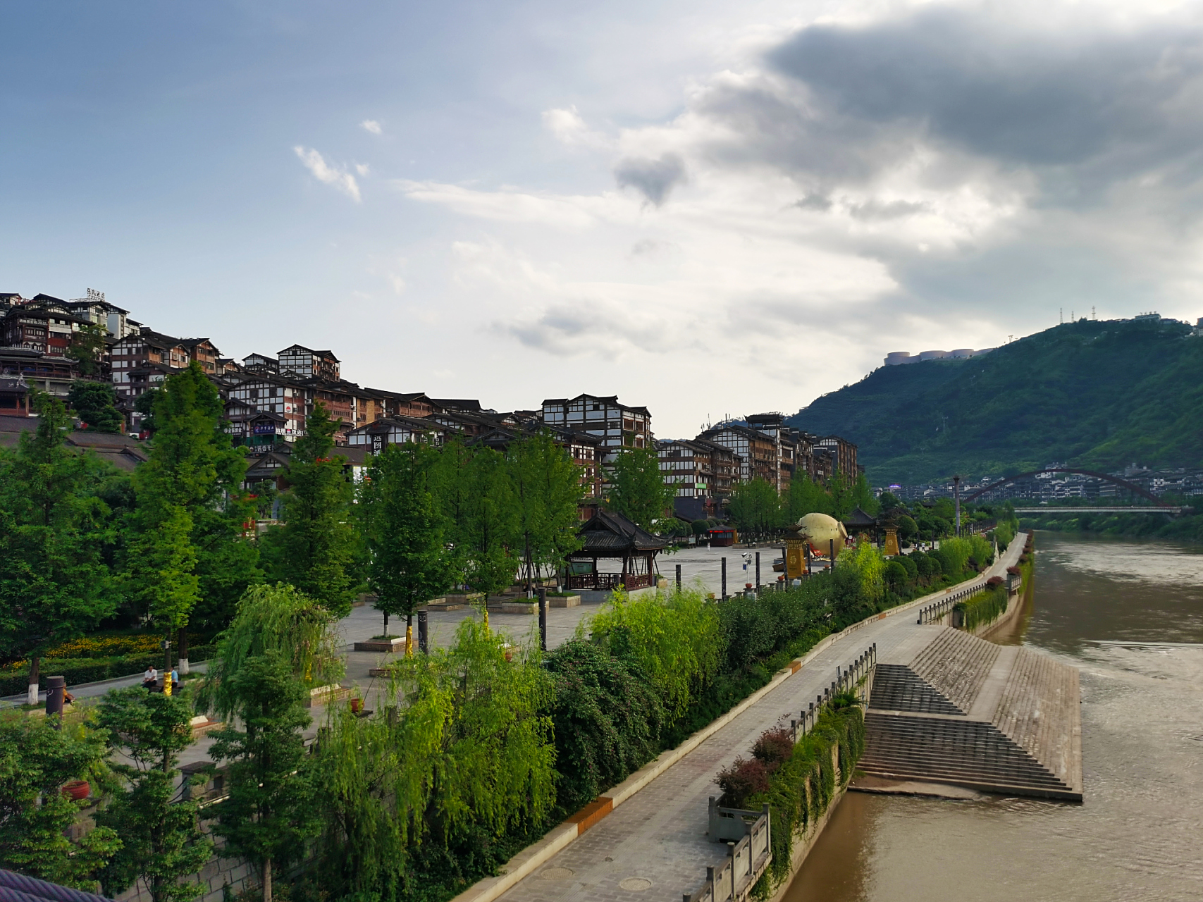 镜头里的春天# 春日里的茅台镇,是一幅流动的画卷,一首醉人的诗篇.