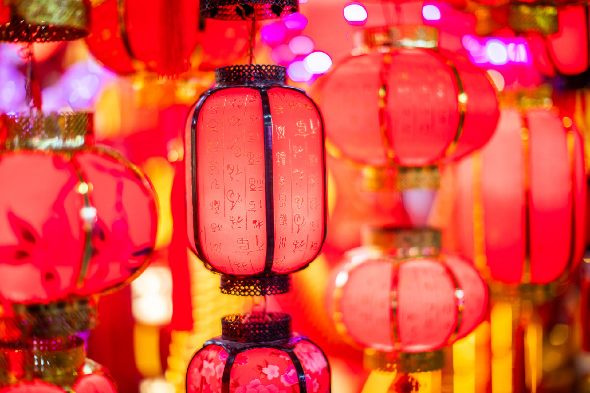 元宵节的夜晚,街头巷尾热闹非凡,家家户户挂上灯笼,人们穿着盛装庆祝.