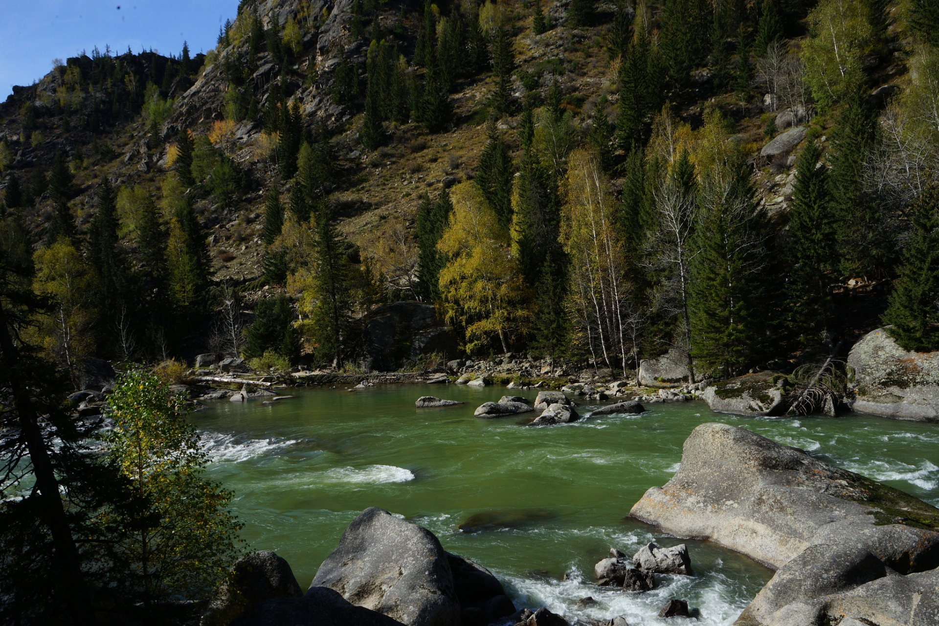 官鹅沟位于甘肃省陇南市宕昌县,距离苏州约2000公里,一日游建议如下