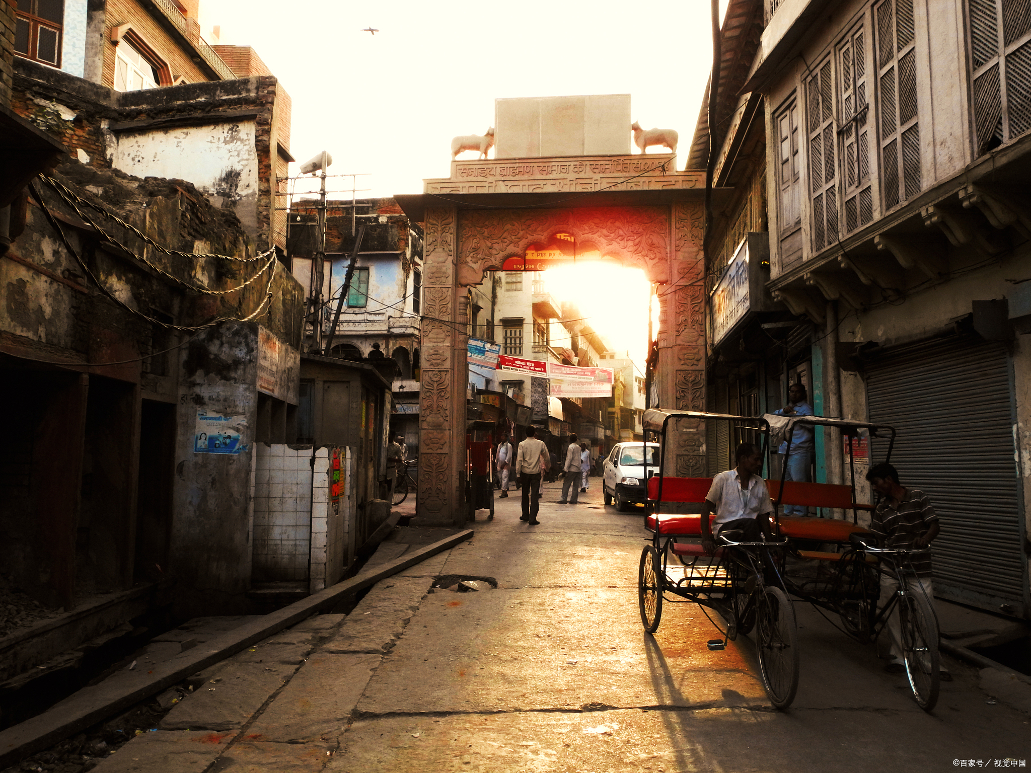 气候宜人:福州位于福建省东部,属于亚热带季风气候,秋季气温适宜