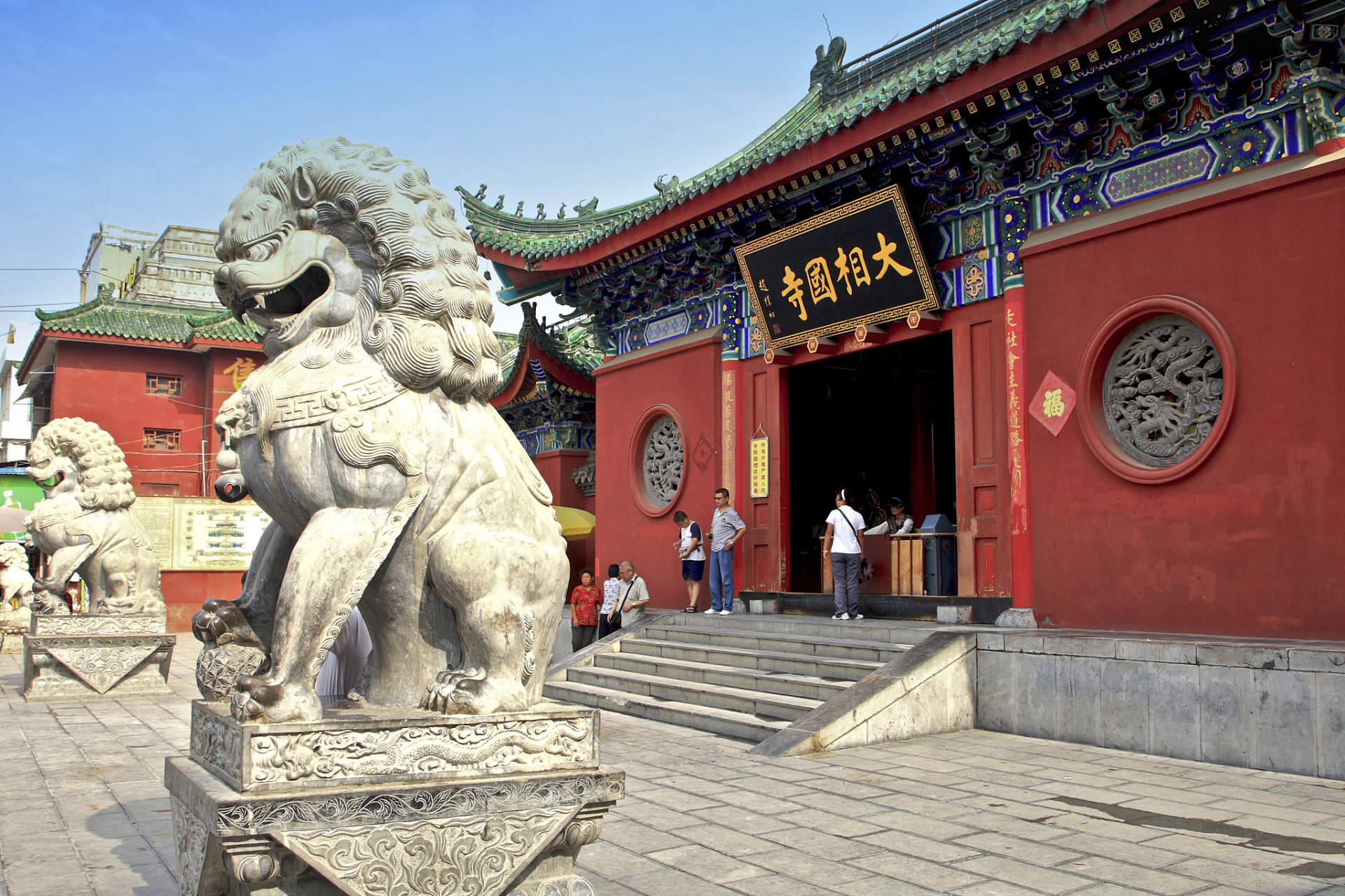 开封相国寺:相国寺是开封市的一座著名佛教寺庙,历史悠久,建筑雄伟.