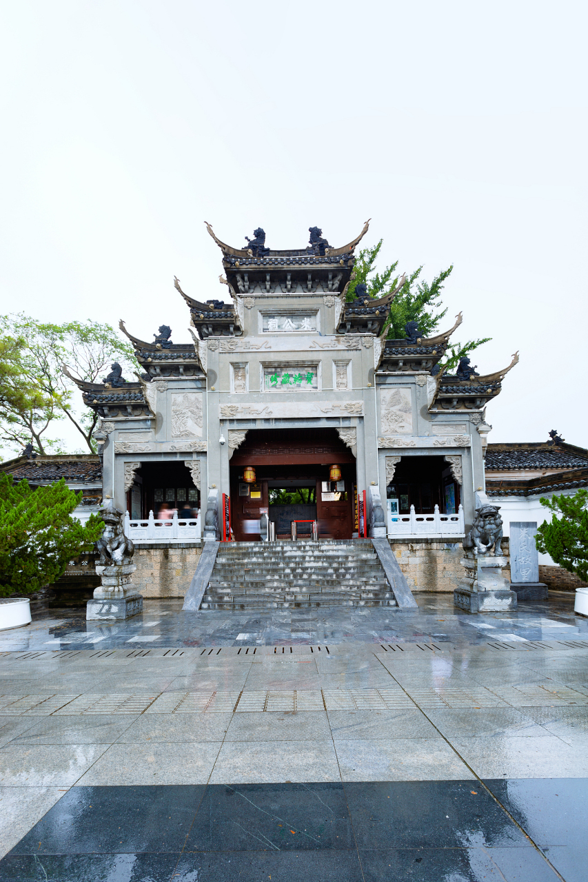 漫步在湖北宜昌的屈原故里,仿佛穿越时空,与古代诗人屈原相遇.