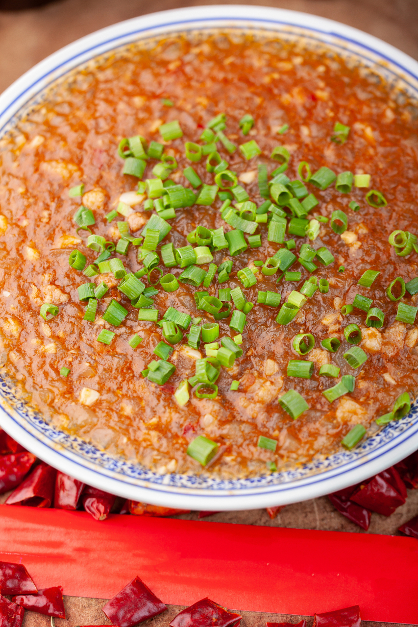 在广东增城,有一种独特的美食,它叫做派潭凉粉草.