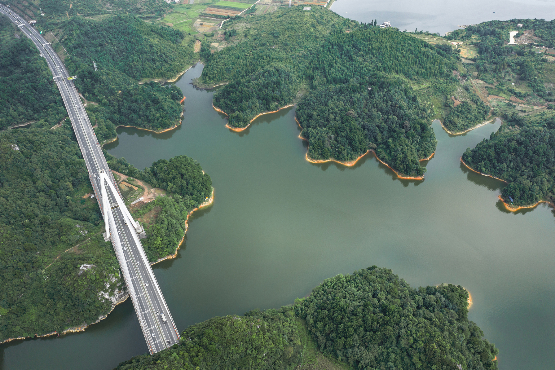 贵阳红枫湖游:在水天一色中享受静谧时光 假期到了,不妨带上家人来