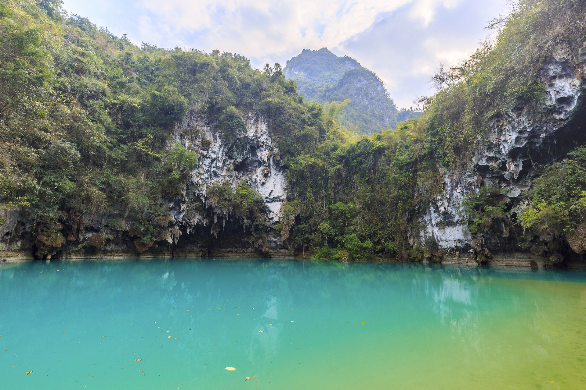 广西河池凤山三门海是跌落人间的意外 在广西的河池凤山,隐藏着一片被
