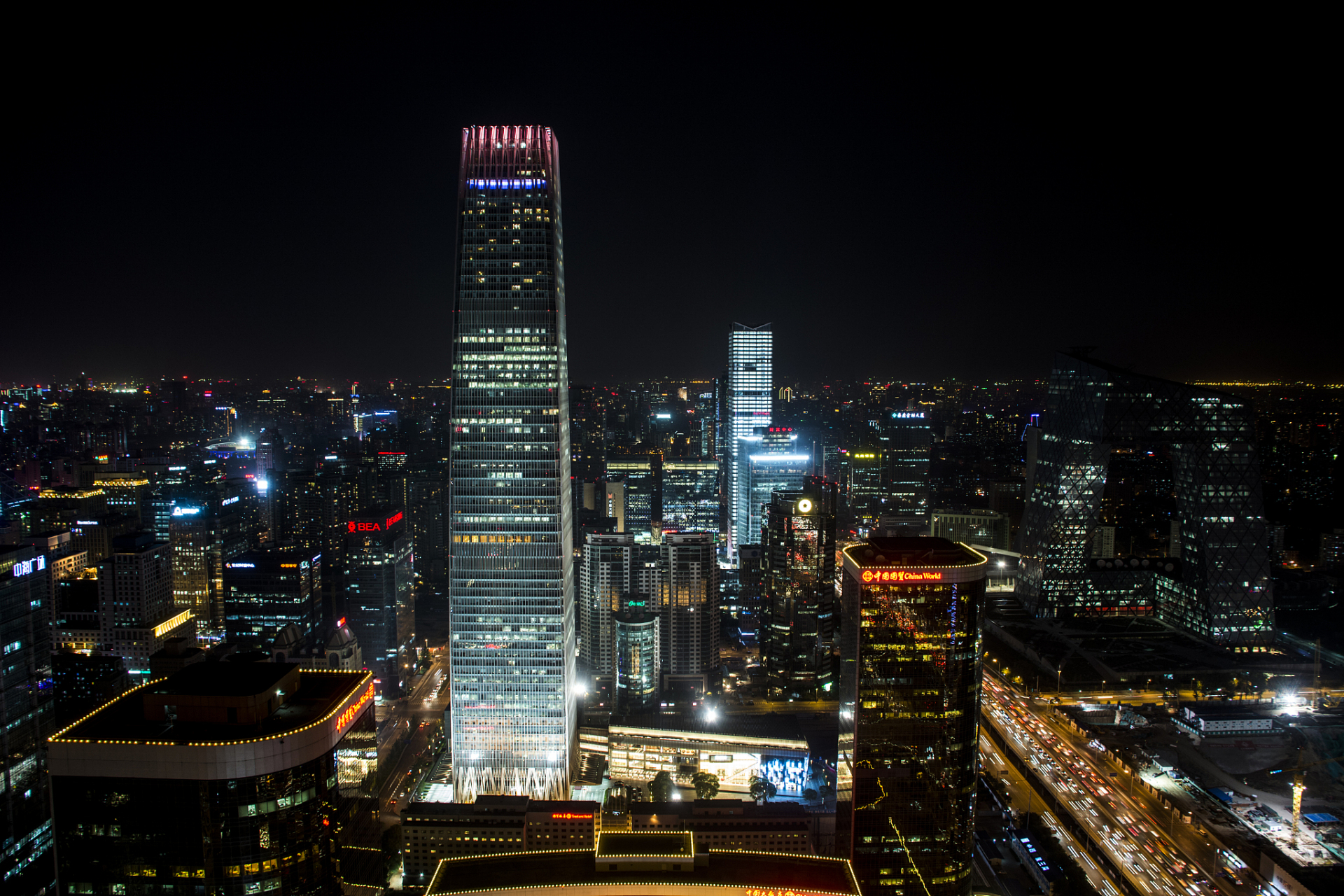 三里屯夜市:北京最繁华的商业区之一,夜晚的三里屯更加热闹和有趣.