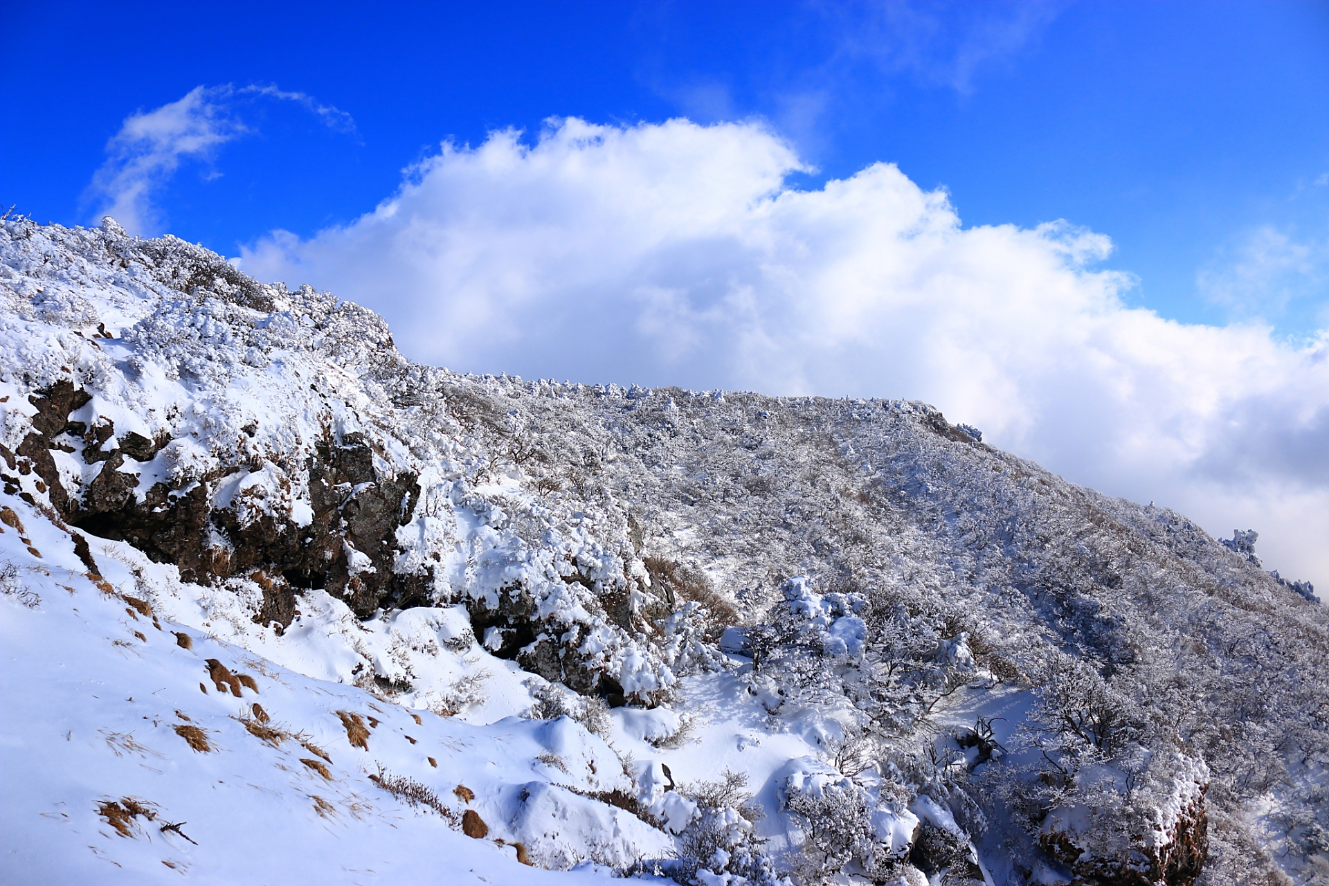 心定西再出发#石门雪山位于中国甘肃省定西市境内,是一处以冰雪景观