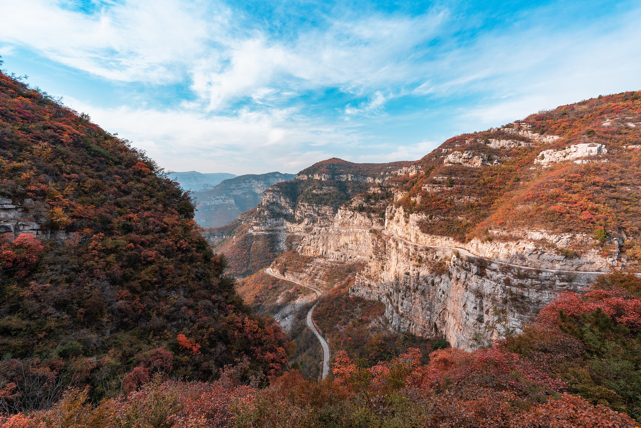 作为延安地区著名的风景名胜区之一,凤凰山不仅因其秀丽的自然景观而