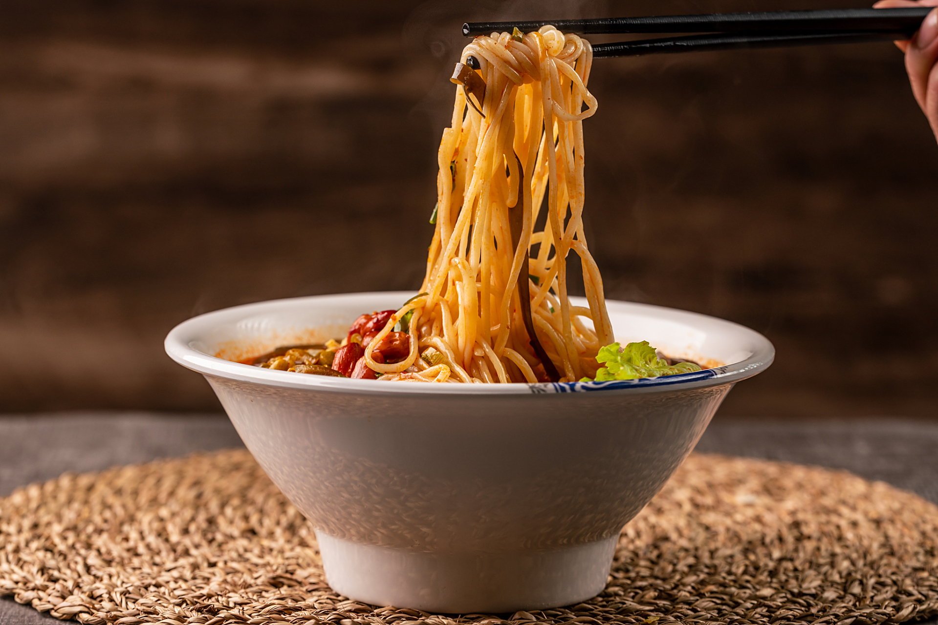 我热爱探索不同地方的面食文化,每一碗面前都是一场美食之旅.