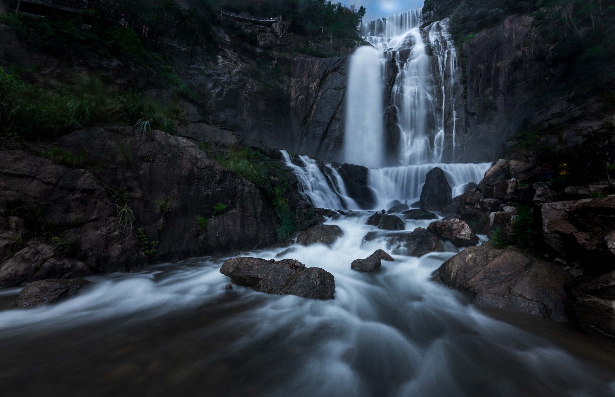 黄山的九龙瀑布在夏季的瀑布景观如何?