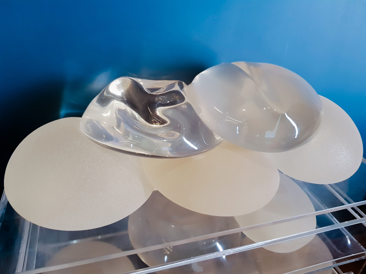 硅胶假体隆胸手术是这一变革的常见选择,它可以让你穿上心仪的衣服,走