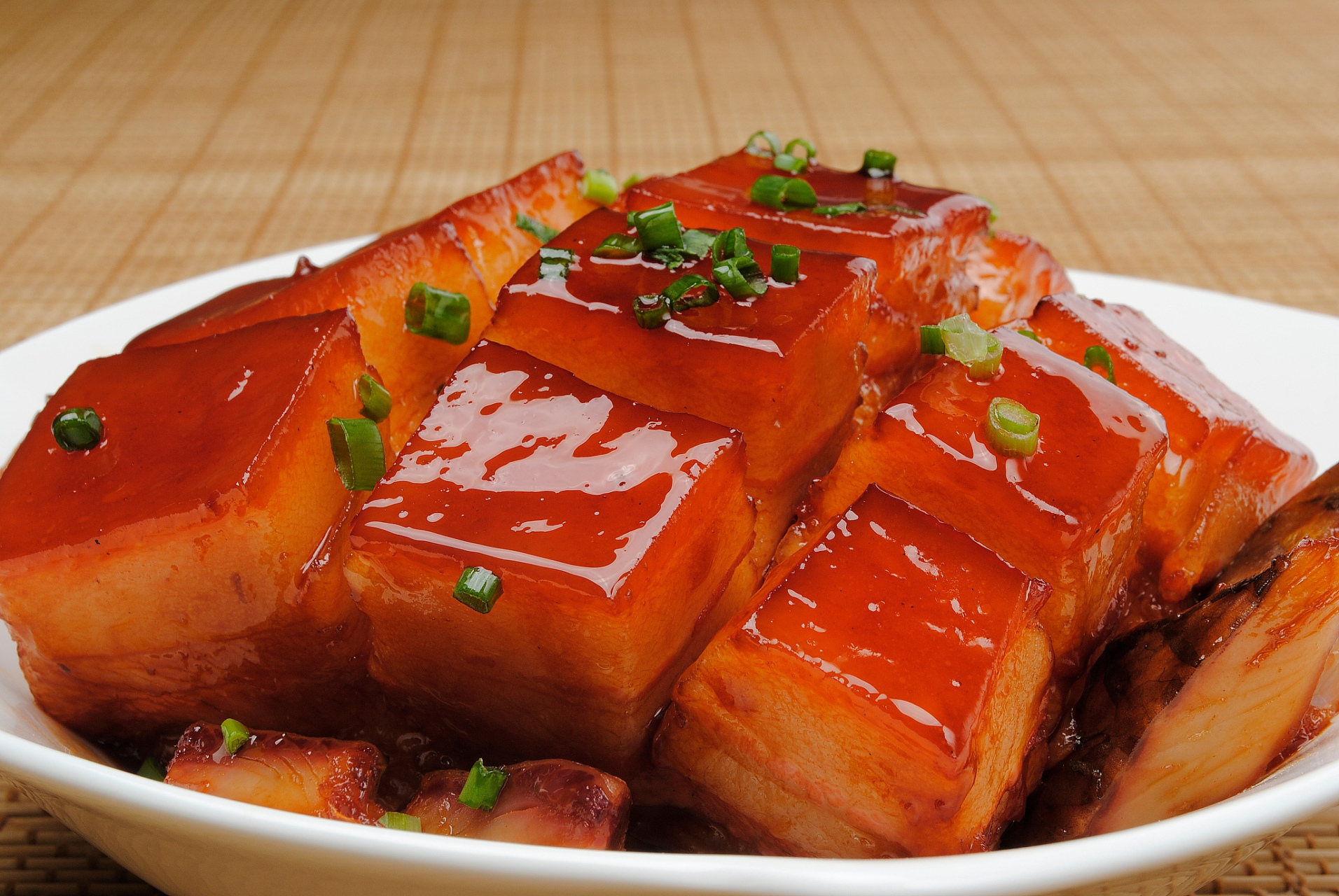 红烧肉是一道非常经典的菜肴,而今天教给大家的是