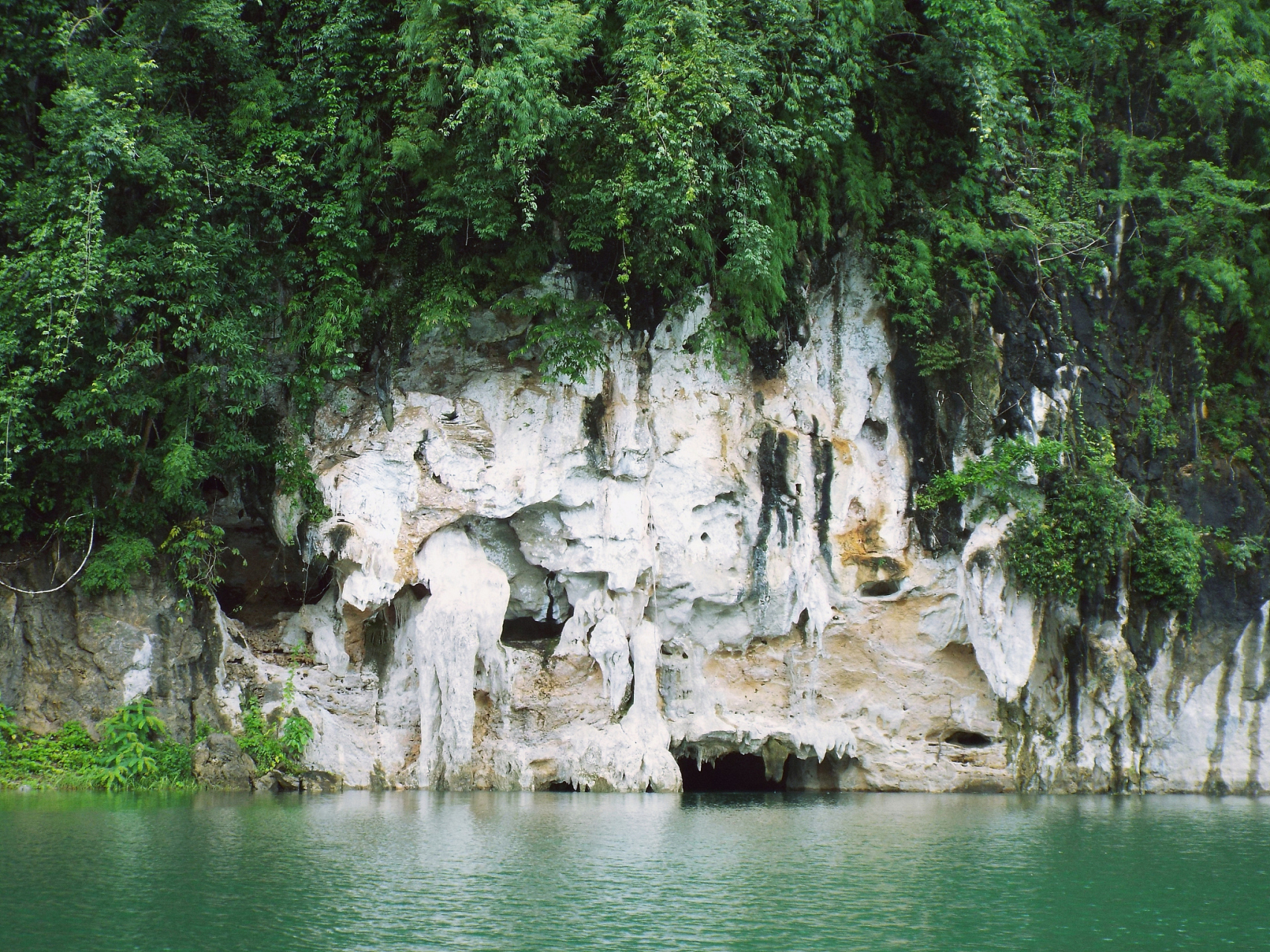 吉星岩景区,坐落在广西德保县的秀丽风光中,地理位置优越,距离县城仅