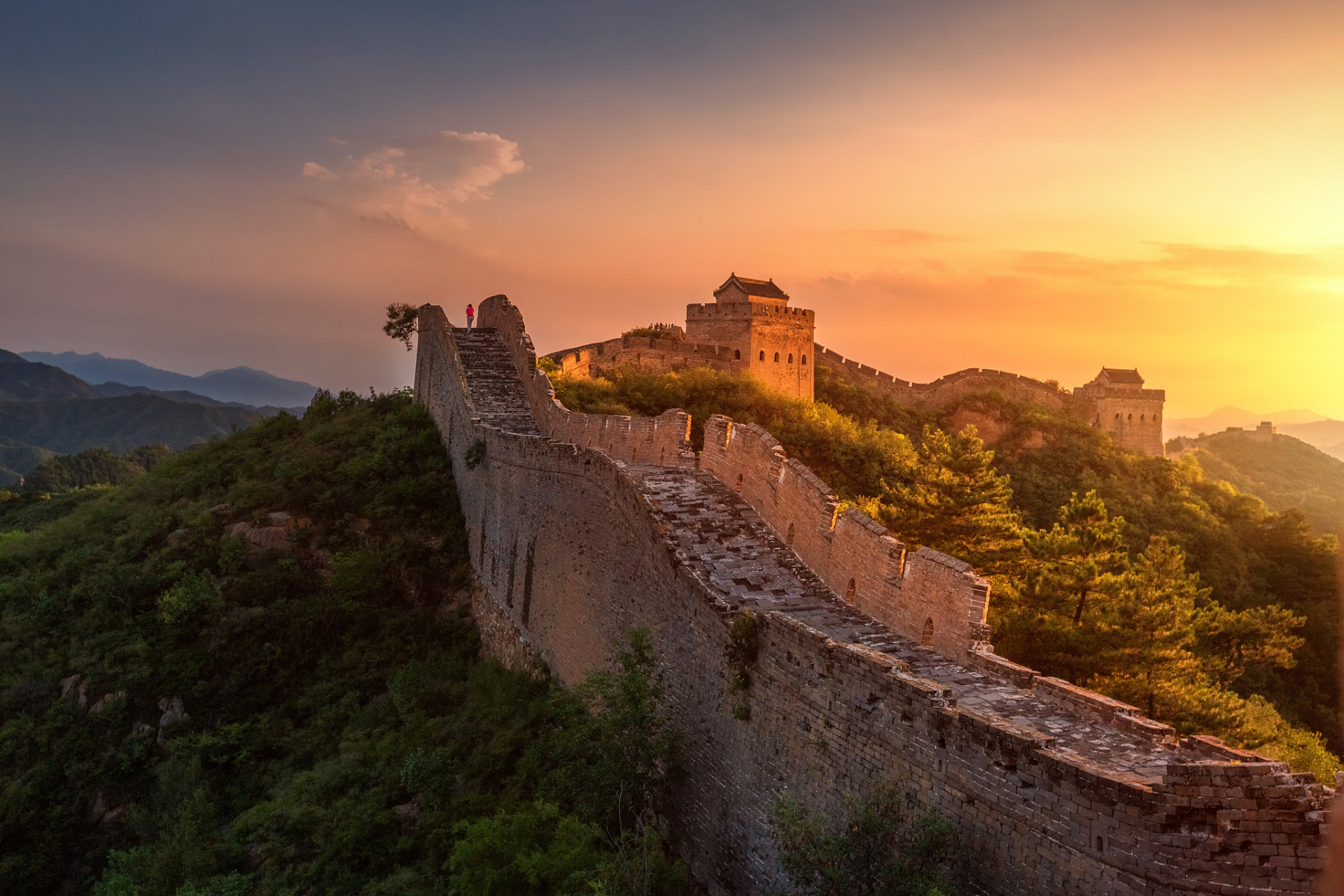 趁着暑假,我和朋友来到了金山岭长城,它是明代万里长城的重要组成部分