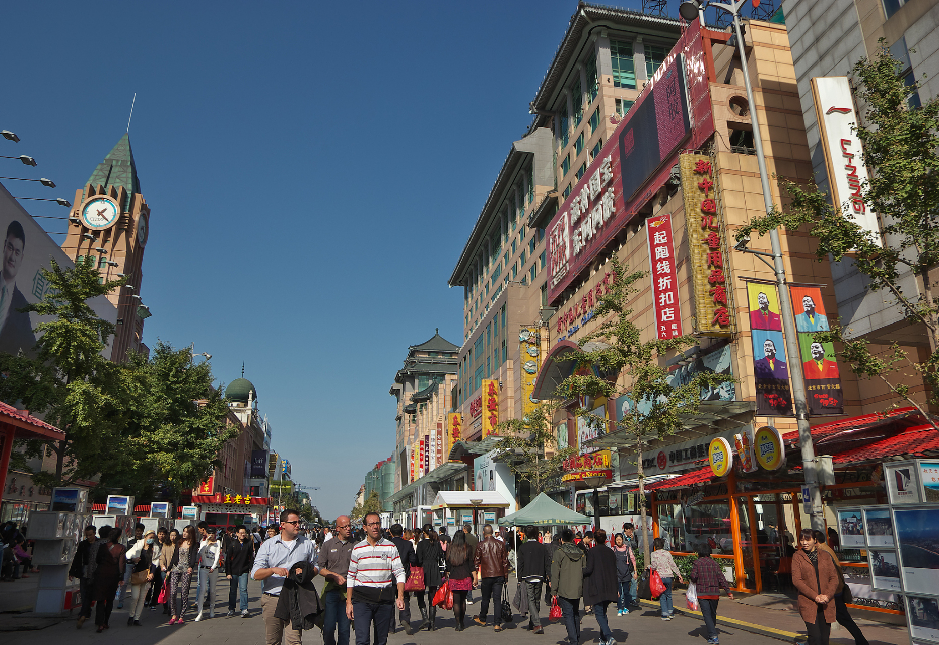 王府井是北京的著名商业区,有购物街,东方广场,老北京风情街,小吃街和