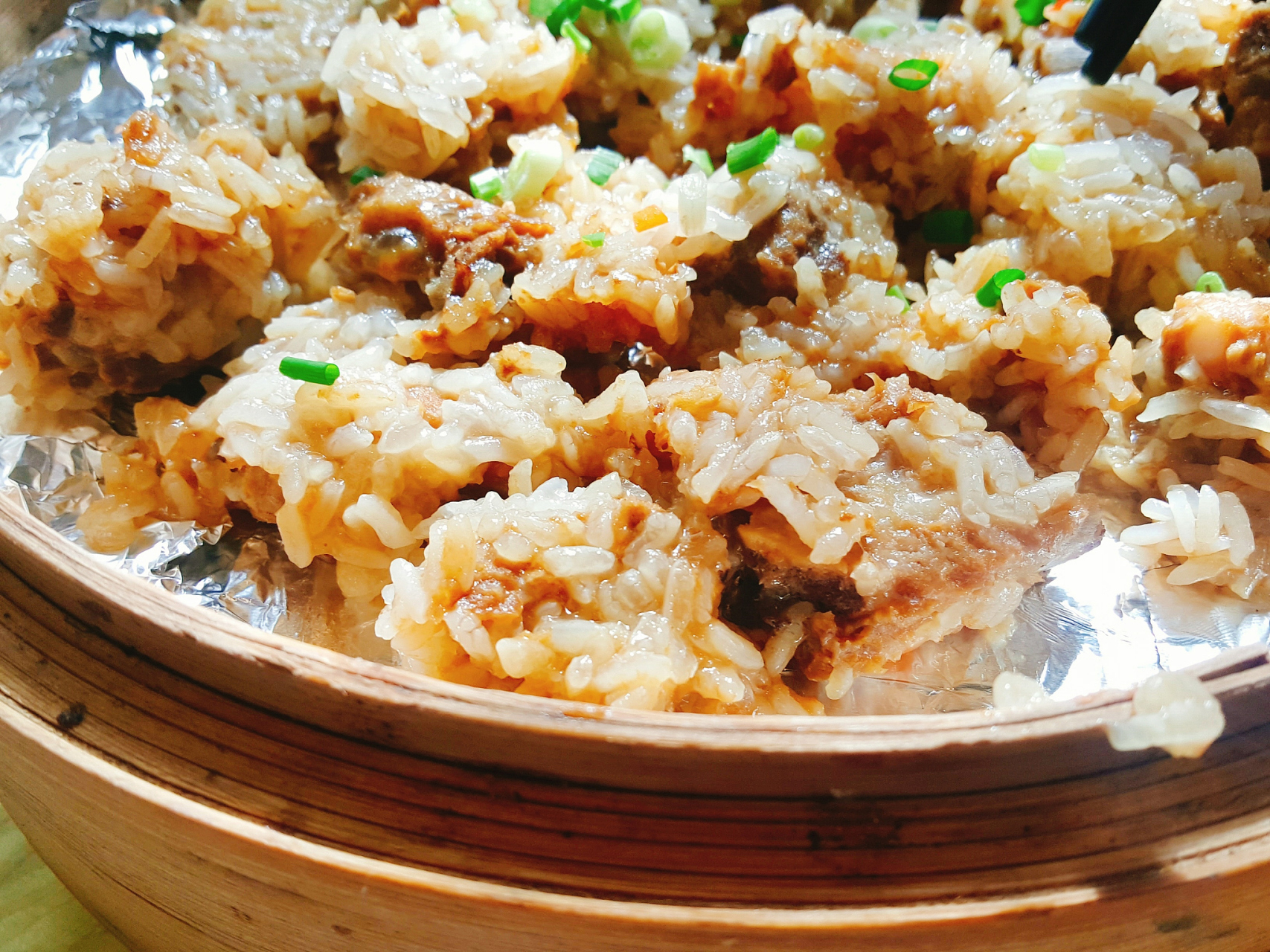 香芋粉蒸肉是一道美味的家常菜,它以其软糯的口感和香浓的味道而