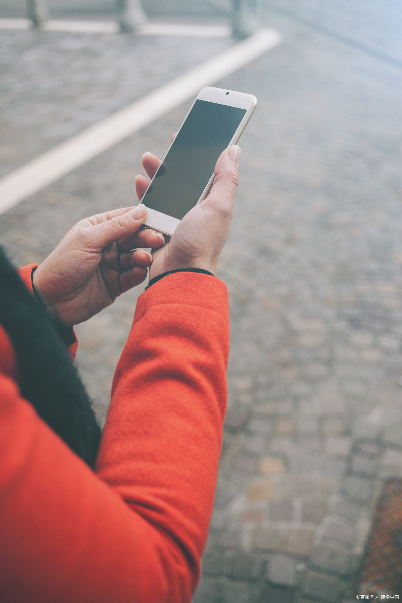 顾客看手机在餐厅门口摔倒,竟向餐厅索赔6万7,法院如何判决?